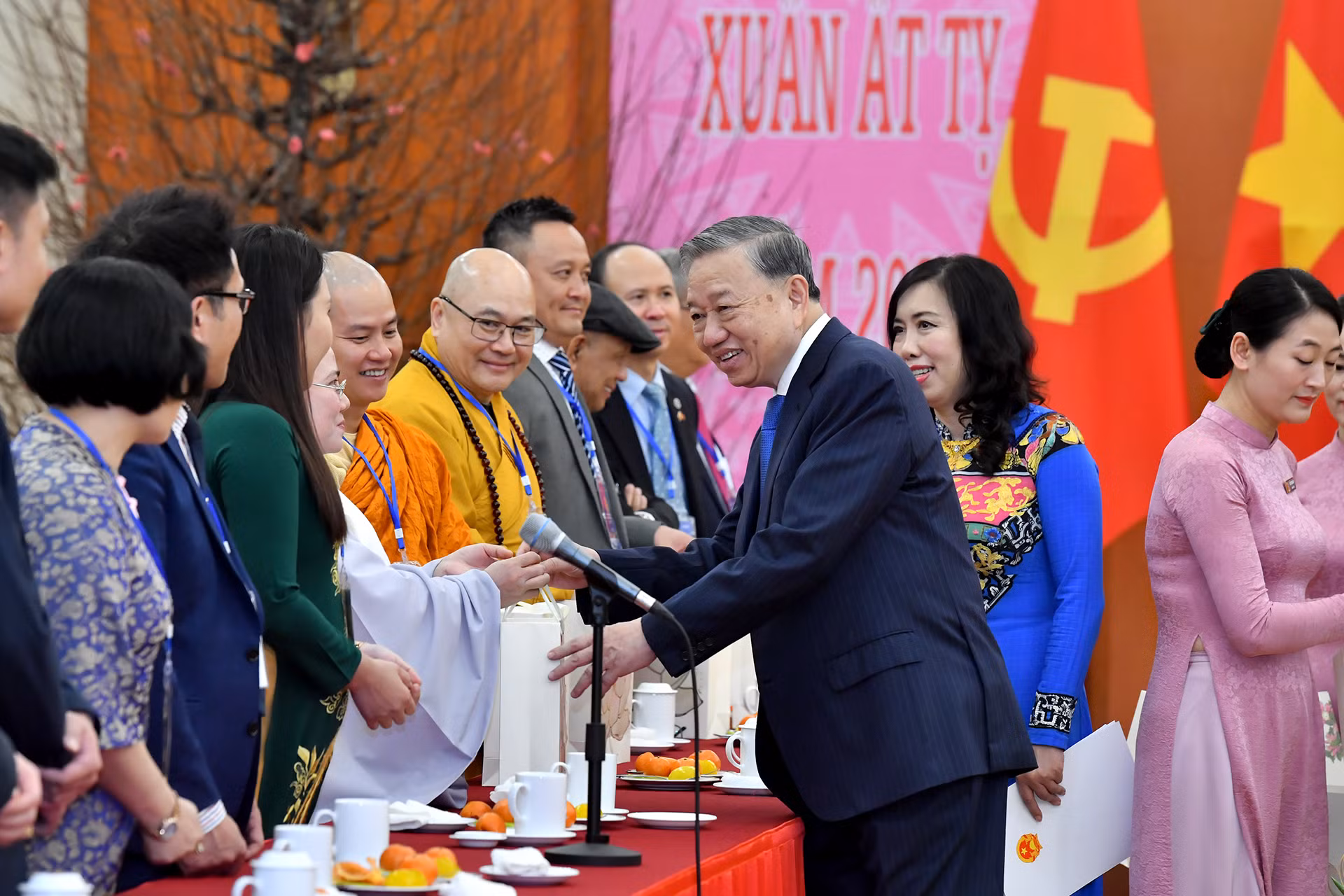 Tổng Bí thư Tô Lâm trao quà tặng kiều bào tiêu biểu tham dự chương trình "Xuân Quê hương năm 2025". Tổng Bí thư Tô Lâm trao quà tặng kiều bào tiêu biểu tham dự chương trình "Xuân Quê hương năm 2025".