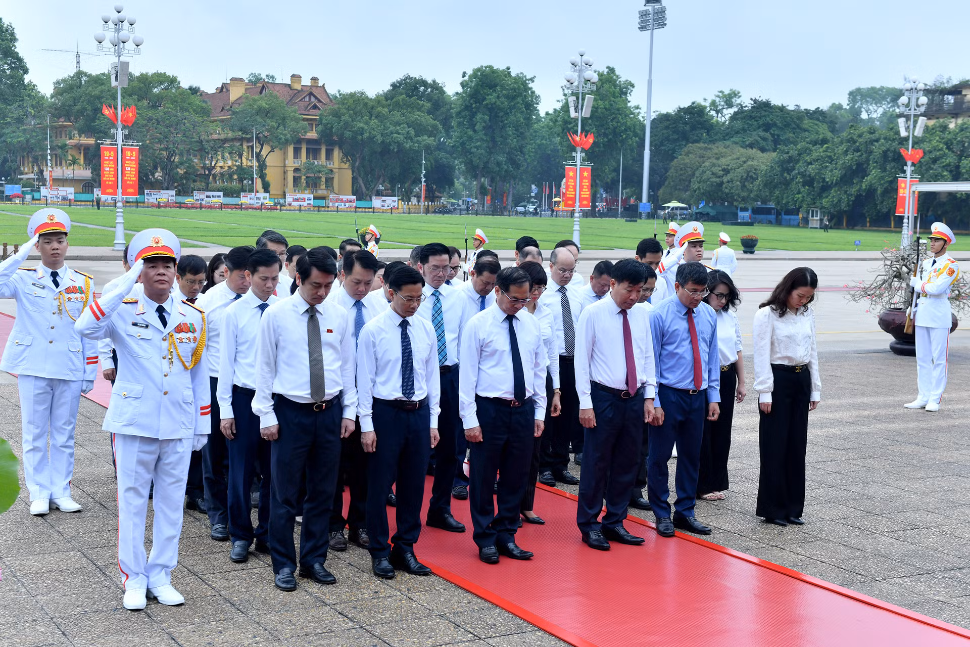 Đoàn đại biểu Bộ Ngoại giao thành kính tưởng nhớ Chủ tịch Hồ Chí Minh.