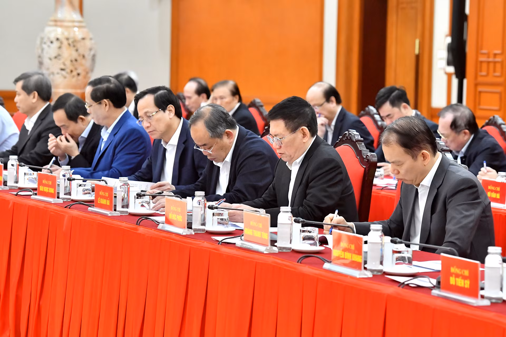 Các thành viên Tiểu ban Văn kiện tham dự phiên họp.