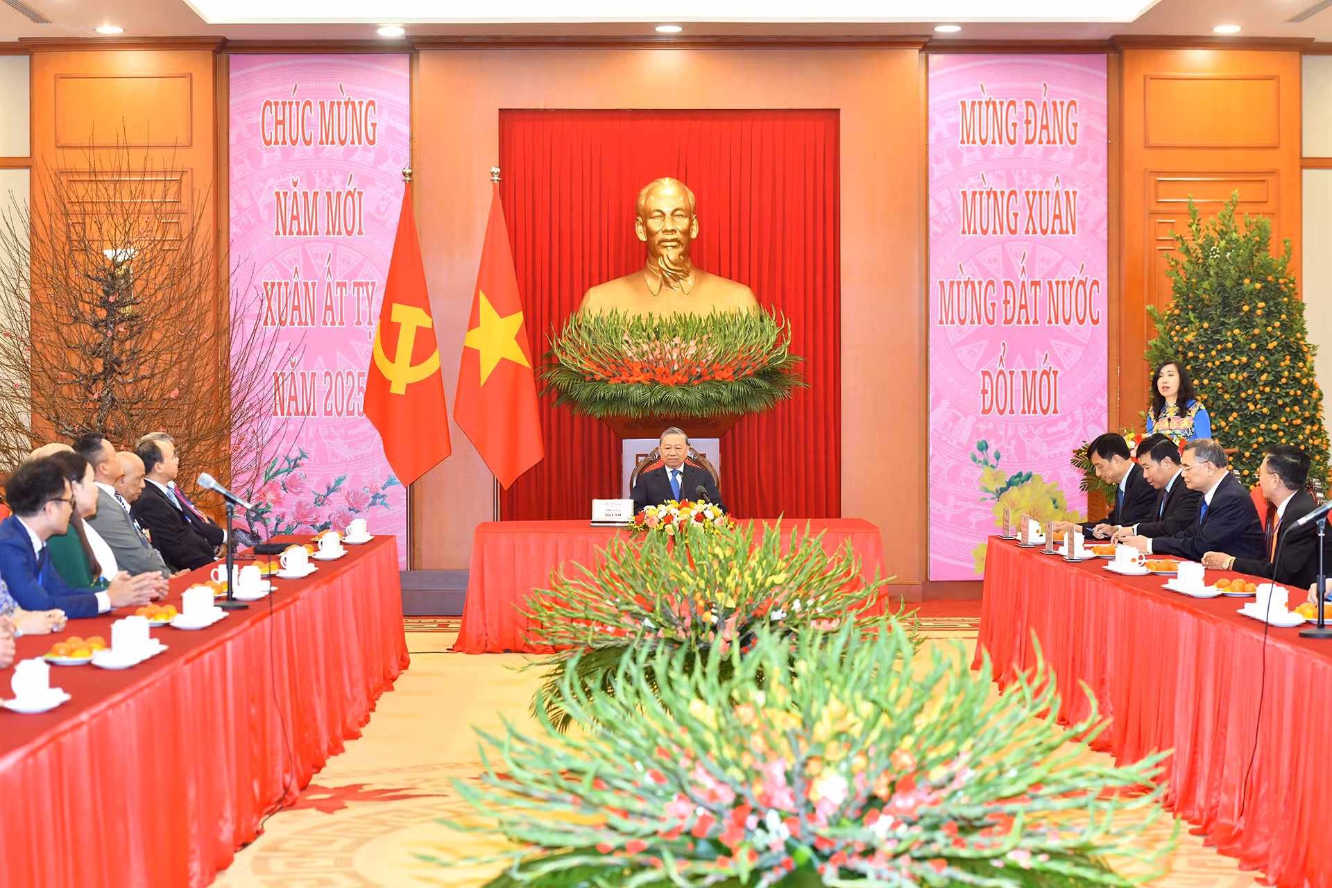 Tổng Bí thư Tô Lâm gặp gỡ đoàn kiều bào tiêu biểu về quê đón Tết cổ truyền và tham dự chương trình “Xuân Quê hương 2025”. Tổng Bí thư Tô Lâm gặp gỡ đoàn kiều bào tiêu biểu về quê đón Tết cổ truyền và tham dự chương trình “Xuân Quê hương 2025”.