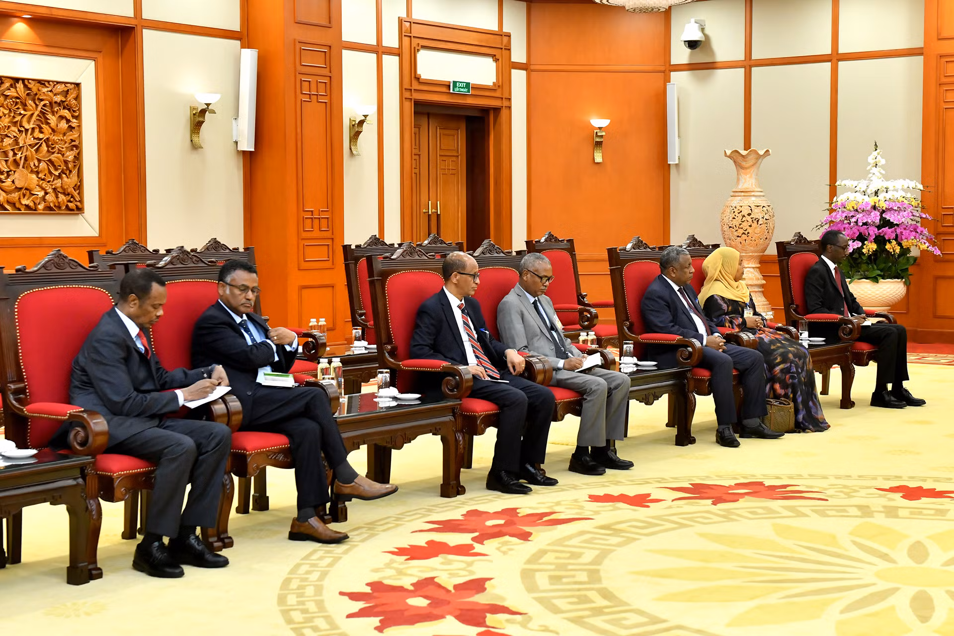 Các đại biểu tháp tùng Thủ tướng Ethiopia Abiy Ahmed Ali tham dự buổi tiếp. Các đại biểu tháp tùng Thủ tướng Ethiopia Abiy Ahmed Ali tham dự buổi tiếp.