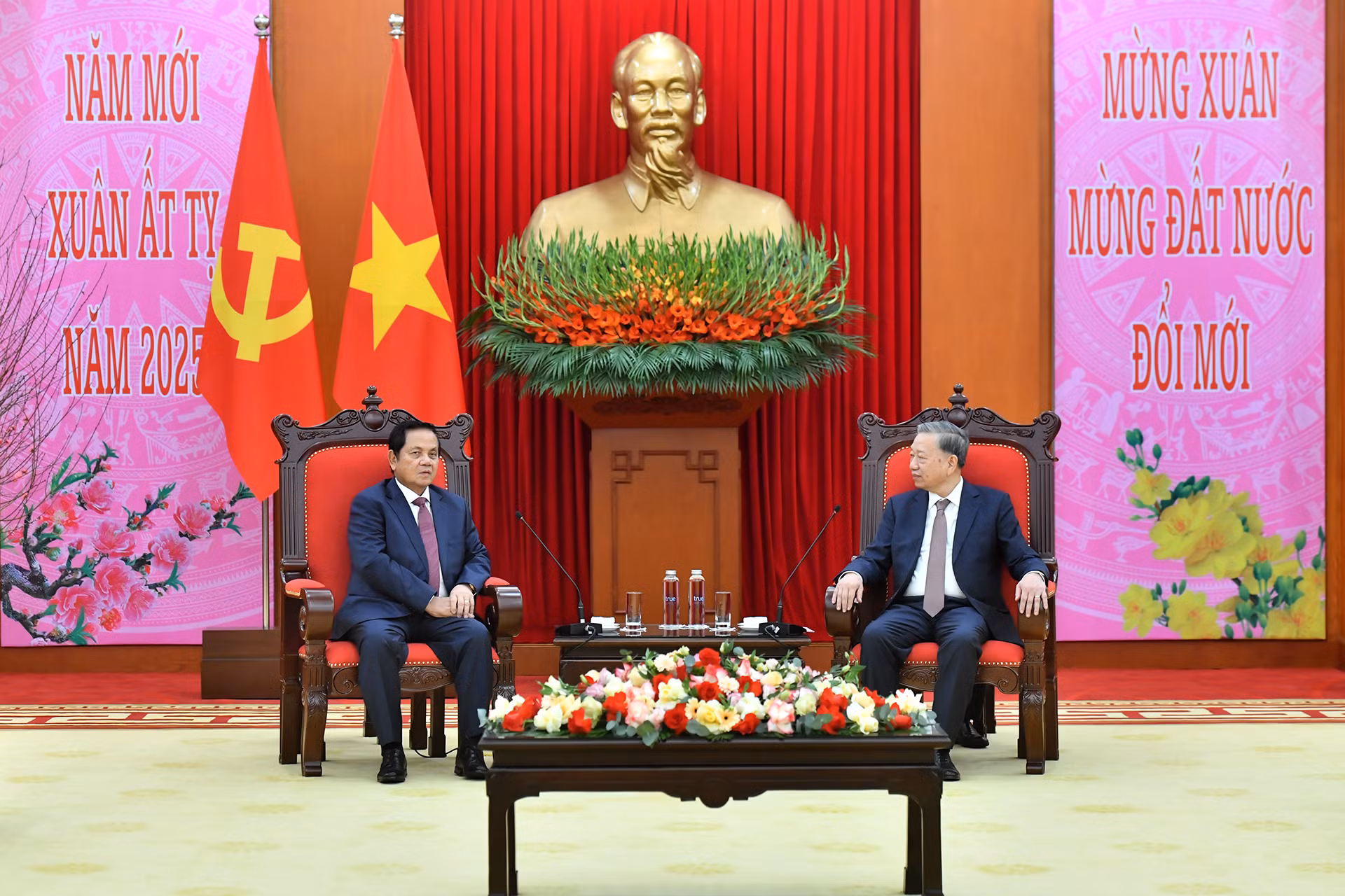 [Ảnh] Tổng Bí thư Tô Lâm tiếp Đoàn đại biểu cấp cao Đảng Nhân dân Campuchia ảnh 1