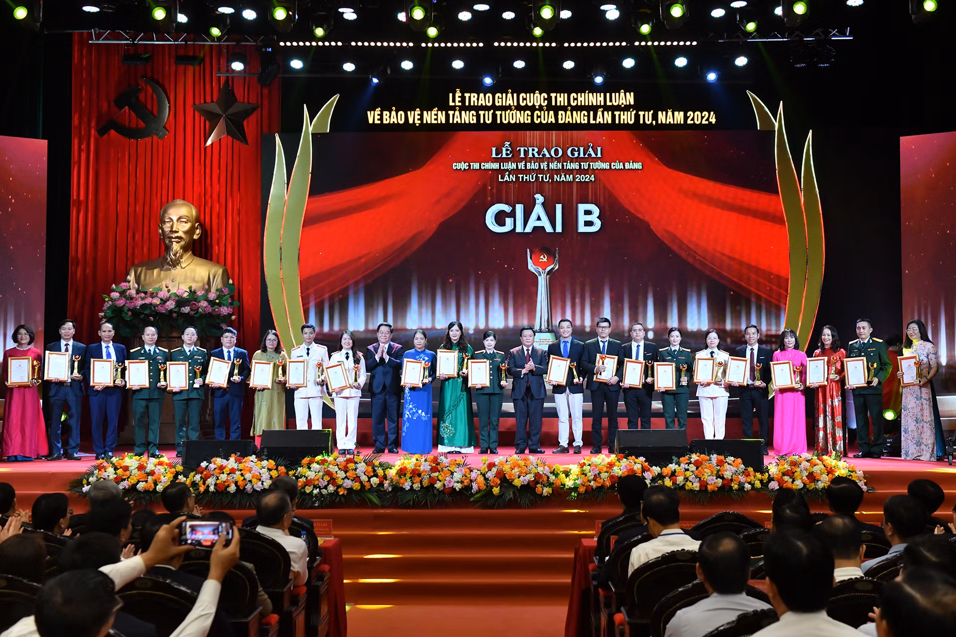 Đồng chí Nguyễn Xuân Thắng, Ủy viên Bộ Chính trị, Giám đốc Học viện Chính trị Quốc gia Hồ Chí Minh, Chủ tịch Hội đồng Lý luận Trung ương, Phó Trưởng Ban Chỉ đạo 35 Trung ương, Trưởng Ban Chỉ đạo Cuộc thi và đồng chí Nguyễn Trọng Nghĩa, Ủy viên Bộ Chính trị, Bí thư Trung ương Đảng, Trưởng Ban Tuyên giáo Trung ương, Phó Trưởng Ban Chỉ đạo 35 Trung ương trao giải B tặng các tác giả, nhóm tác giả đoạt giải. Đồng chí Nguyễn Xuân Thắng, Ủy viên Bộ Chính trị, Giám đốc Học viện Chính trị Quốc gia Hồ Chí Minh, Chủ tịch Hội đồng Lý luận Trung ương, Phó Trưởng Ban Chỉ đạo 35 Trung ương, Trưởng Ban Chỉ đạo Cuộc thi và đồng chí Nguyễn Trọng Nghĩa, Ủy viên Bộ Chính trị, Bí thư Trung ương Đảng, Trưởng Ban Tuyên giáo Trung ương, Phó Trưởng Ban Chỉ đạo 35 Trung ương trao giải B tặng các tác giả, nhóm tác giả đoạt giải.
