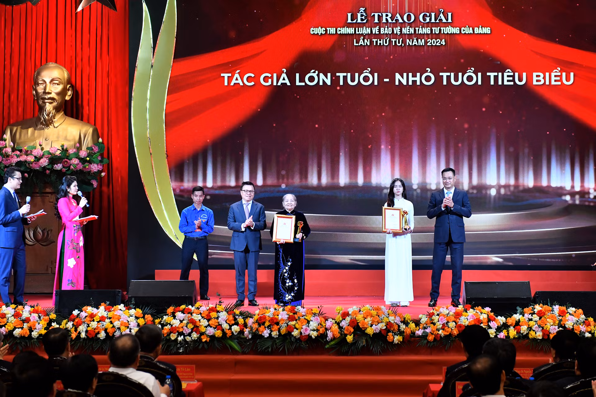 Ban tổ chức trao giải tặng tác giả cao tuổi tiêu biểu và tác giả nhỏ tuổi tiêu biểu. Ban tổ chức trao giải tặng tác giả cao tuổi tiêu biểu và tác giả nhỏ tuổi tiêu biểu.