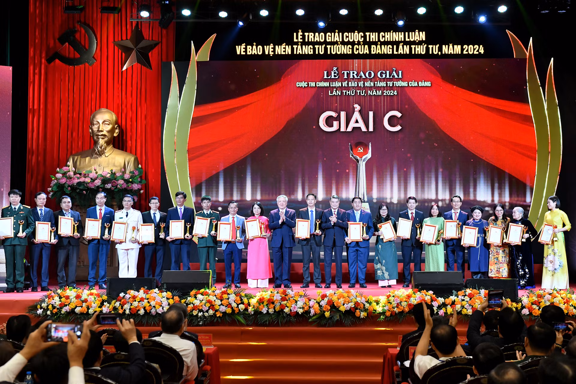 Đồng chí Nguyễn Hòa Bình, Ủy viên Bộ Chính trị, Bí thư Trung ương Đảng, Phó Thủ tướng Thường trực Chính phủ và đồng chí Lê Minh Hưng, Ủy viên Bộ Chính trị, Bí thư Trung ương Đảng, Trưởng Ban Tổ chức Trung ương, trao giải C tặng các tác giả, nhóm tác giả đoạt giải. Đồng chí Nguyễn Hòa Bình, Ủy viên Bộ Chính trị, Bí thư Trung ương Đảng, Phó Thủ tướng Thường trực Chính phủ và đồng chí Lê Minh Hưng, Ủy viên Bộ Chính trị, Bí thư Trung ương Đảng, Trưởng Ban Tổ chức Trung ương, trao giải C tặng các tác giả, nhóm tác giả đoạt giải.