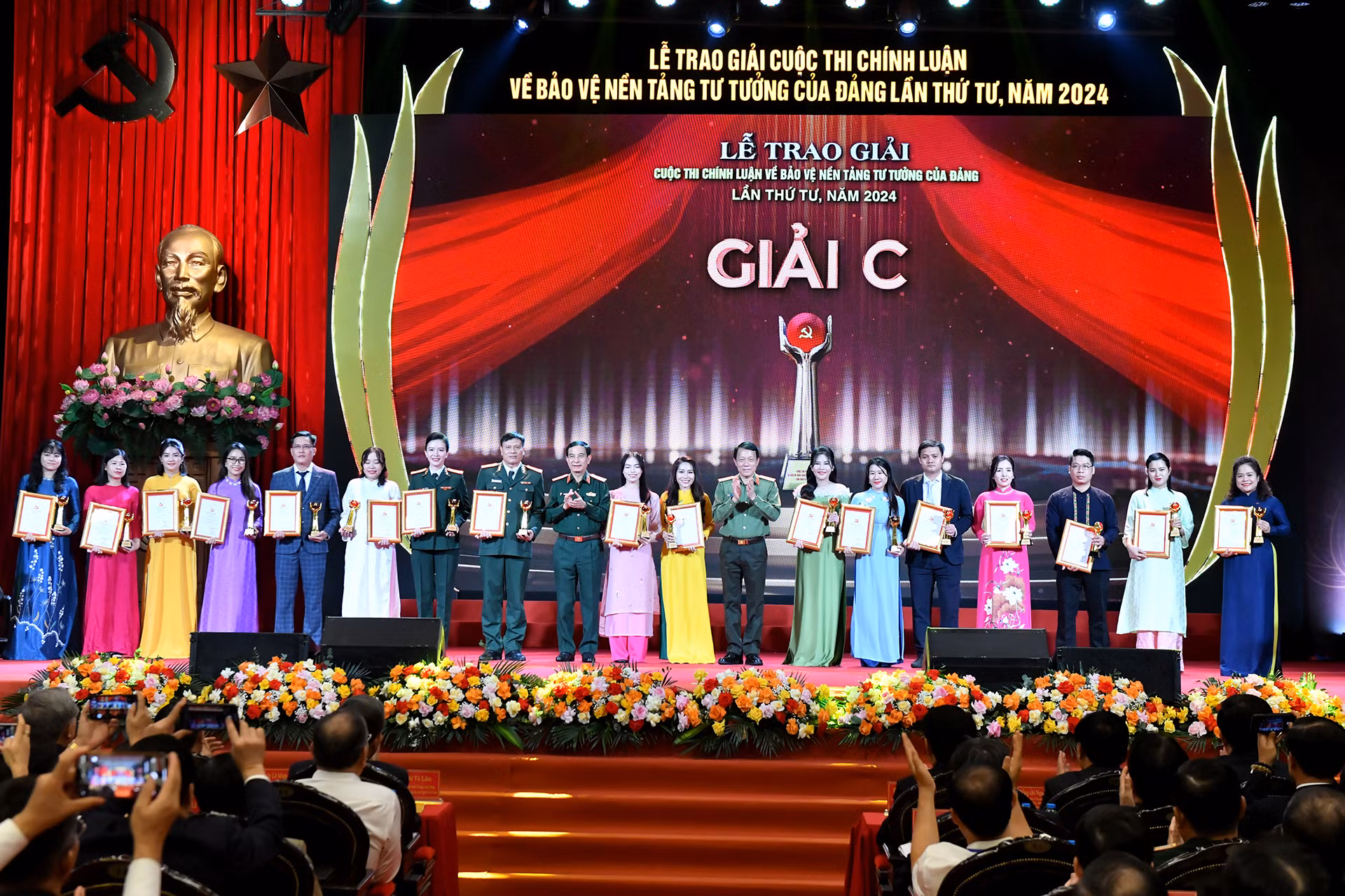 Đại tướng Phan Văn Giang, Ủy viên Bộ Chính trị, Bộ trưởng Quốc phòng và Đại tướng Lương Tam Quang, Ủy viên Bộ Chính trị, Bộ trưởng Công an trao giải C tặng các tác giả, nhóm tác giả đoạt giải. Đại tướng Phan Văn Giang, Ủy viên Bộ Chính trị, Bộ trưởng Quốc phòng và Đại tướng Lương Tam Quang, Ủy viên Bộ Chính trị, Bộ trưởng Công an trao giải C tặng các tác giả, nhóm tác giả đoạt giải.