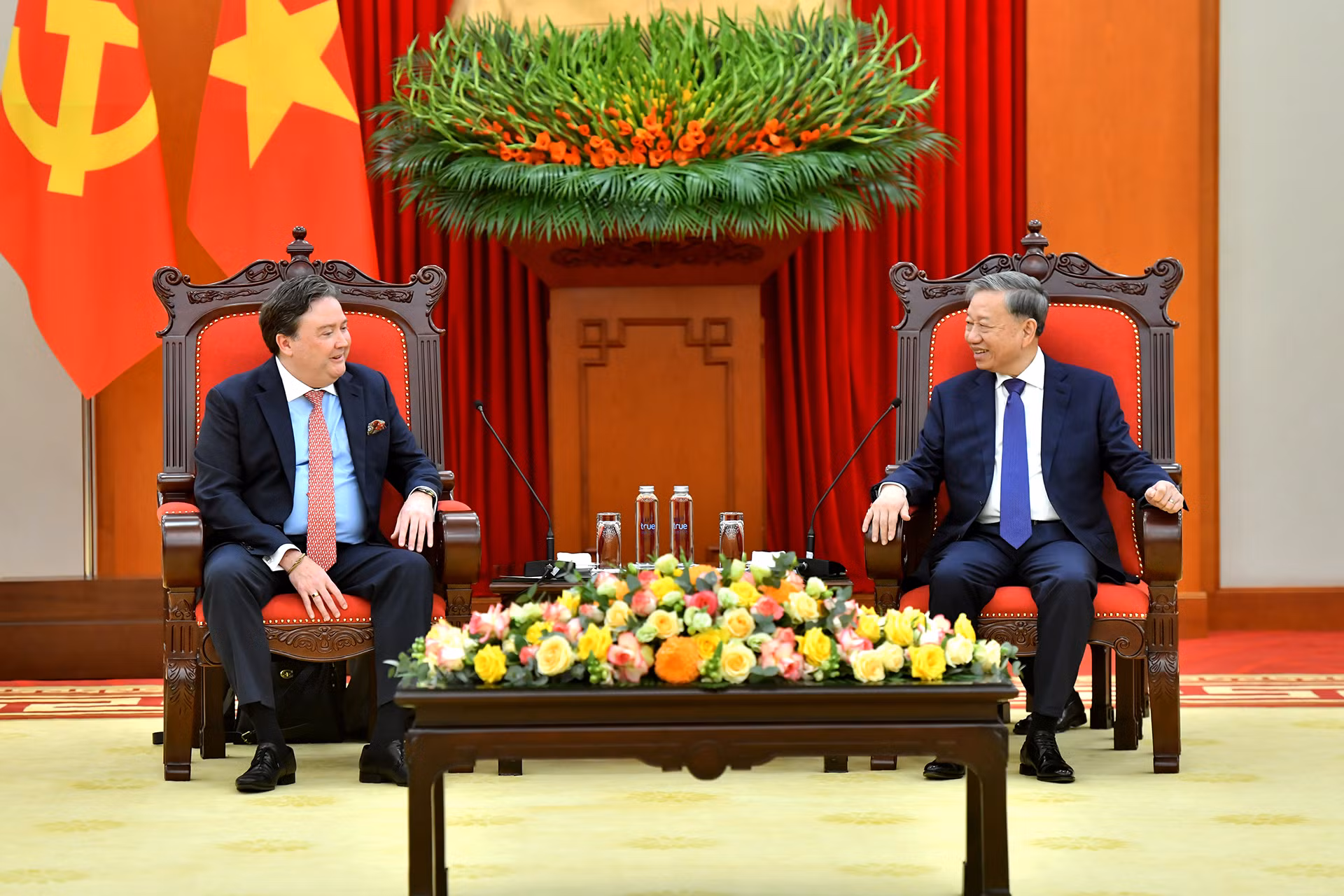 Tổng Bí thư Tô Lâm tiếp Đại sứ Hoa Kỳ tại Việt Nam Marc E. Knapper. Tổng Bí thư Tô Lâm tiếp Đại sứ Hoa Kỳ tại Việt Nam Marc E. Knapper.