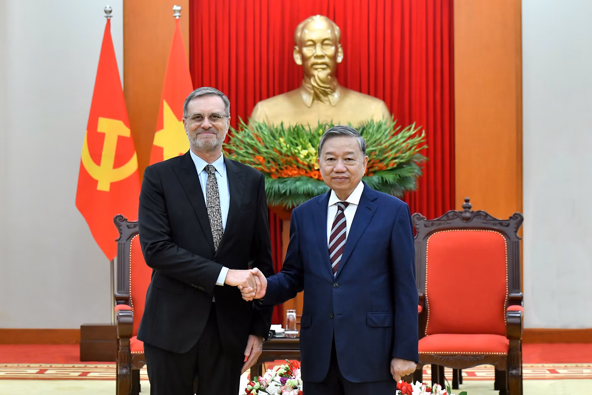 Tổng Bí thư Tô Lâm với Đại sứ Pháp tại Việt Nam Olivier Brochet.