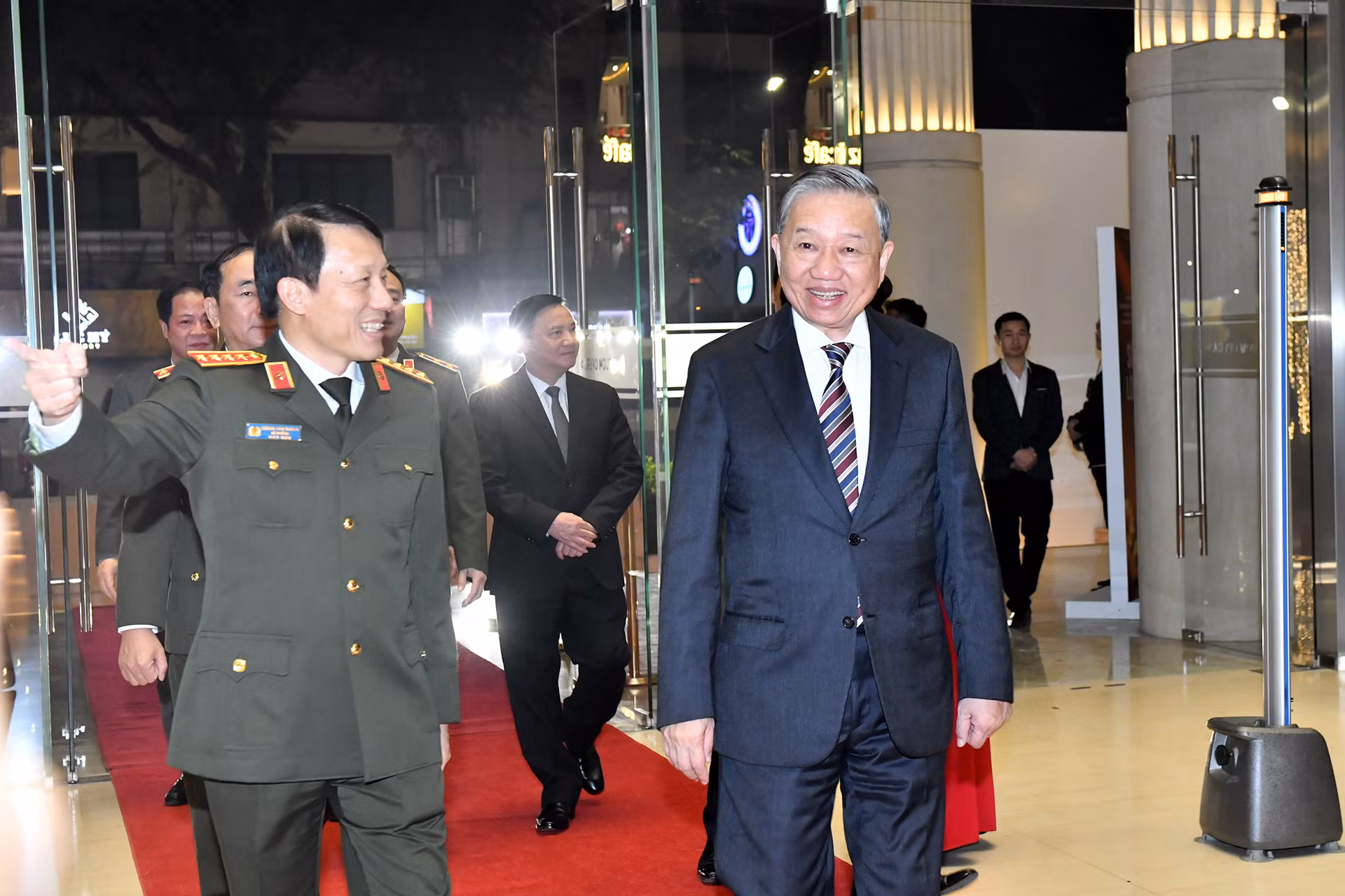 Tổng Bí thư Tô Lâm đến dự Chương trình gặp mặt những tấm gương tiêu biểu công an xã, thị trấn và lực lượng tham gia bảo vệ an ninh trật tự ở cơ sở với chủ đề “Sống trong lòng dân”. Tổng Bí thư Tô Lâm đến dự Chương trình gặp mặt những tấm gương tiêu biểu công an xã, thị trấn và lực lượng tham gia bảo vệ an ninh trật tự ở cơ sở với chủ đề “Sống trong lòng dân”.