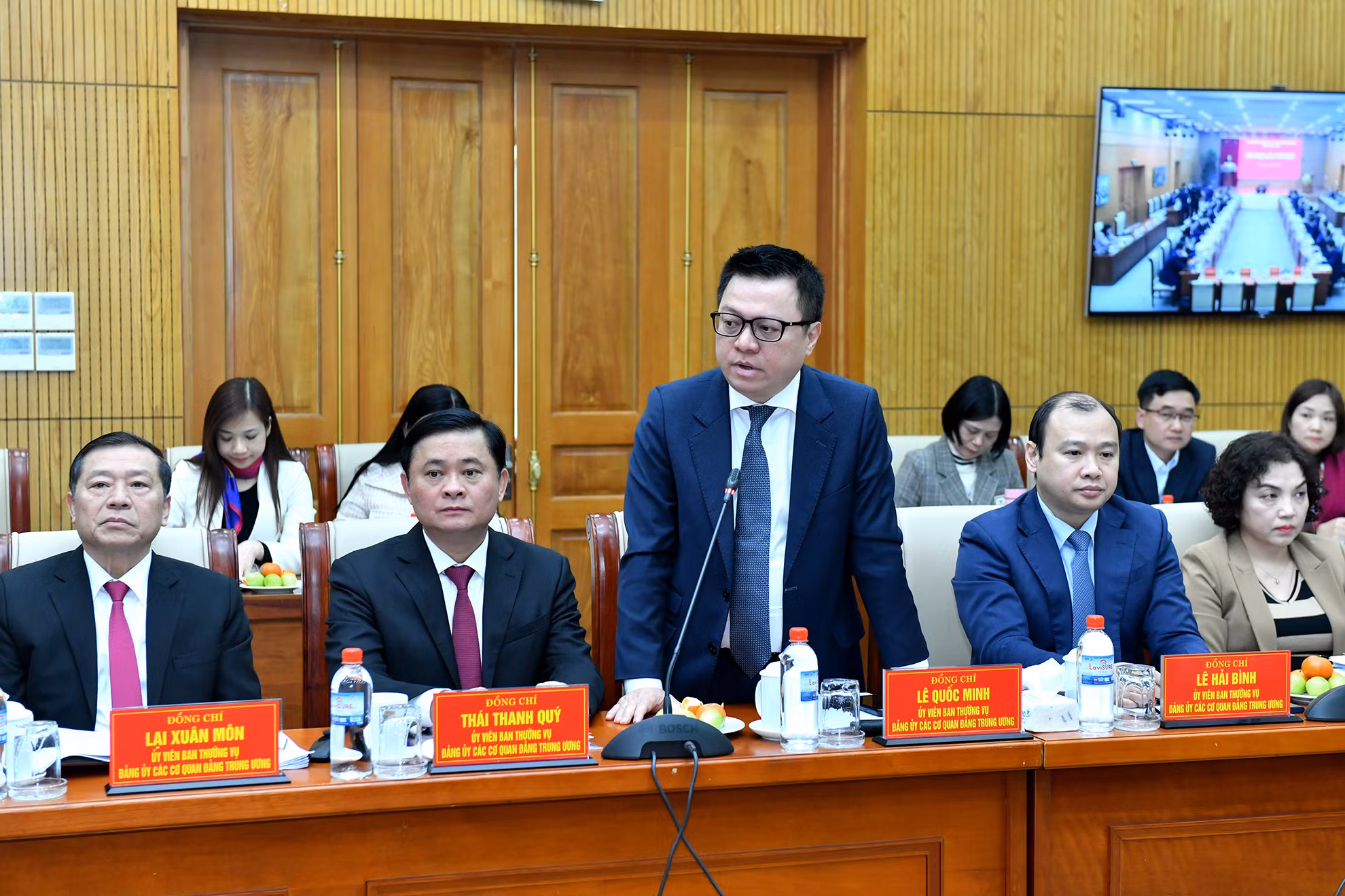Đồng chí Lê Quốc Minh, Ủy viên Ban Thường vụ Đảng ủy các cơ quan Đảng Trung ương, Bí thư Đảng ủy, Tổng Biên tập Báo Nhân Dân phát biểu tại hội nghị.