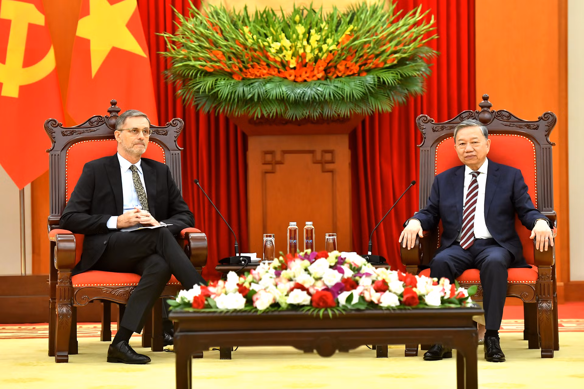 Tổng Bí thư Tô Lâm và Đại sứ Pháp tại Việt Nam Olivier Brochet.