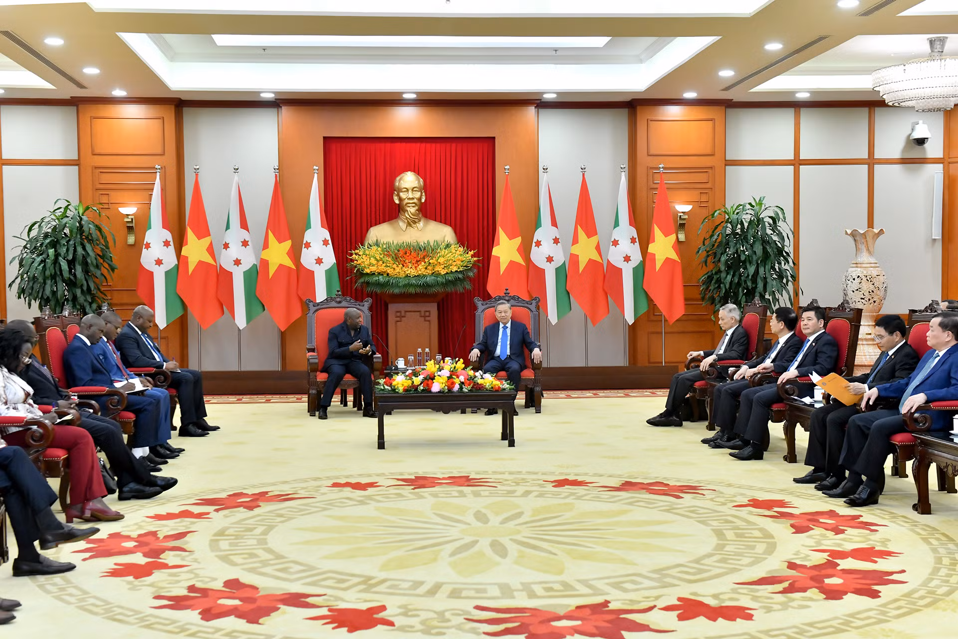 Quang cảnh buổi tiếp Tổng thống Cộng hòa Burundi Évariste Ndayishimiye tại Trụ sở Trung ương Đảng.