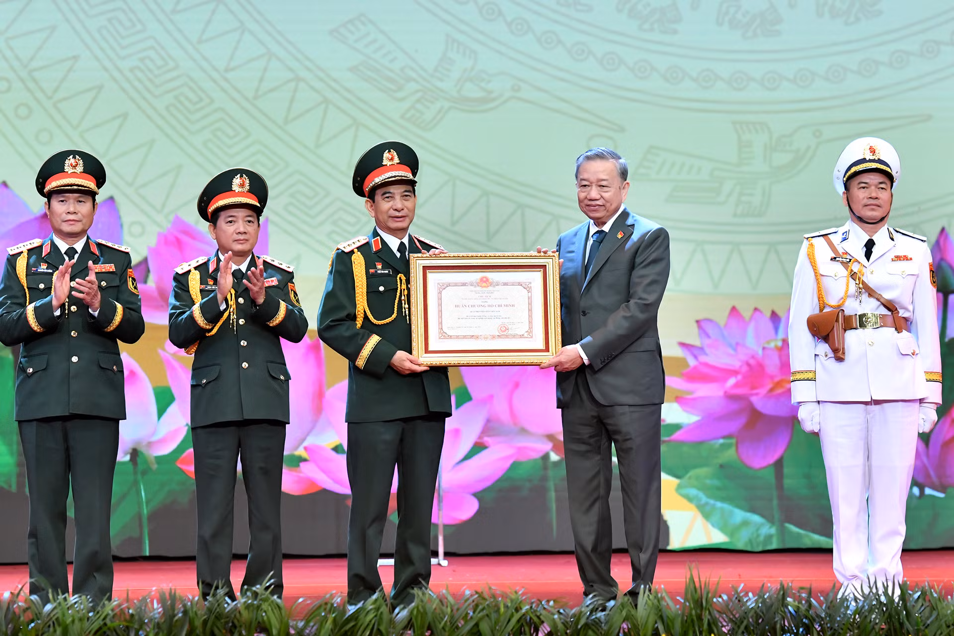 Tổng Bí thư Tô Lâm trao Huân chương Hồ Chí Minh tặng Quân đội nhân dân Việt Nam. Tổng Bí thư Tô Lâm trao Huân chương Hồ Chí Minh tặng Quân đội nhân dân Việt Nam.