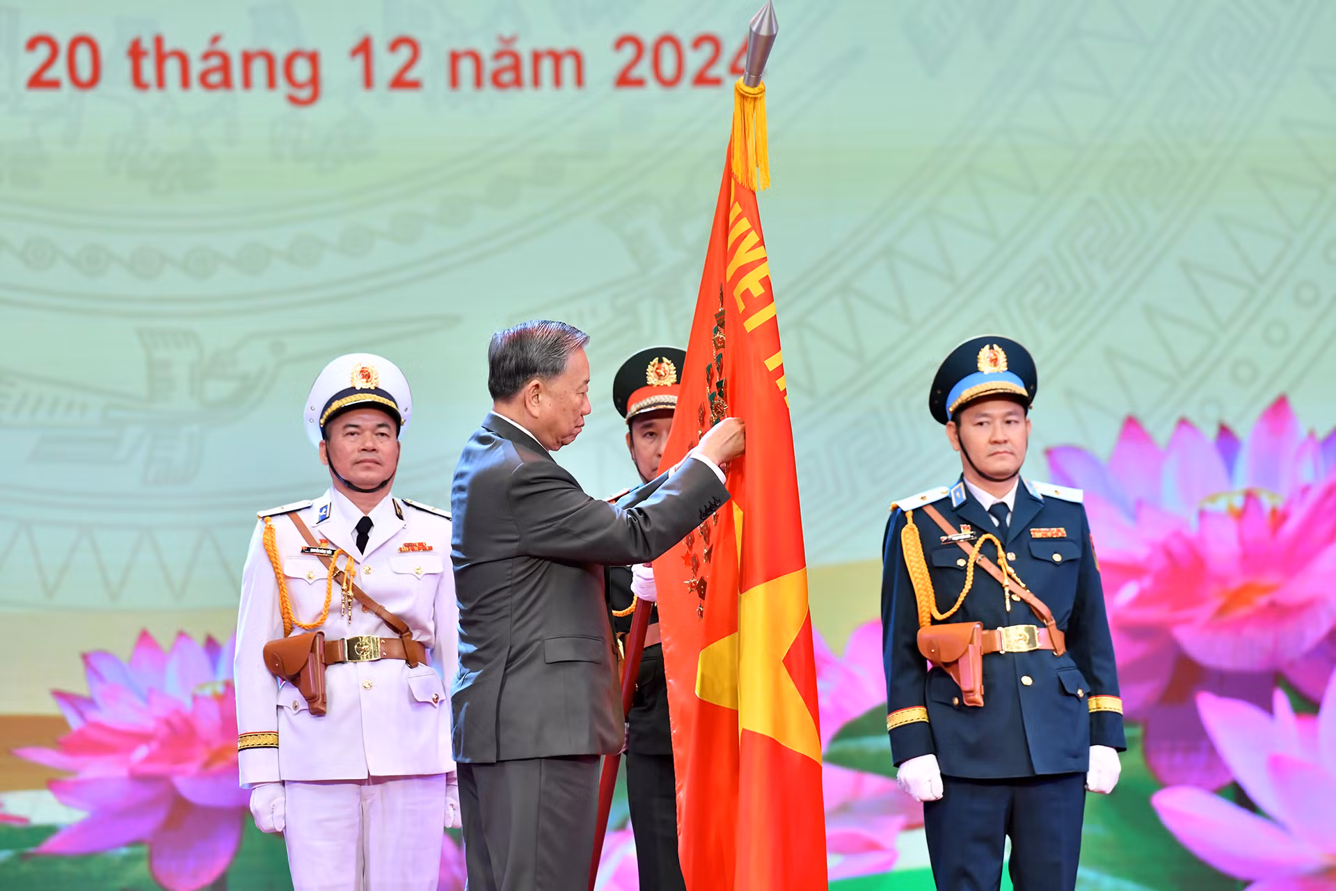 Tổng Bí thư Tô Lâm gắn Huân chương Hồ Chí Minh lên Quân kỳ. Tổng Bí thư Tô Lâm gắn Huân chương Hồ Chí Minh lên Quân kỳ.