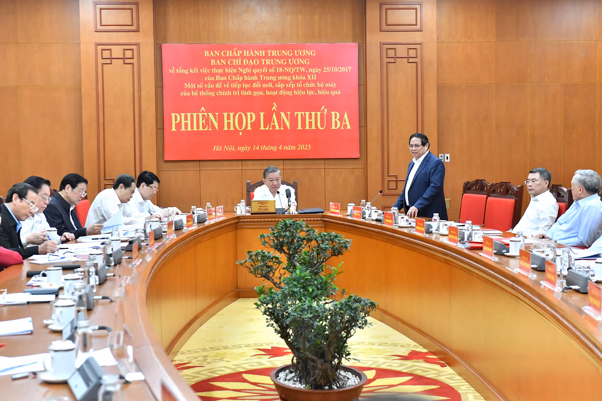 Đồng chí Phạm Minh Chính, Ủy viên Bộ Chính trị, Thủ tướng Chính phủ phát biểu tại phiên họp. Đồng chí Phạm Minh Chính, Ủy viên Bộ Chính trị, Thủ tướng Chính phủ phát biểu tại phiên họp.