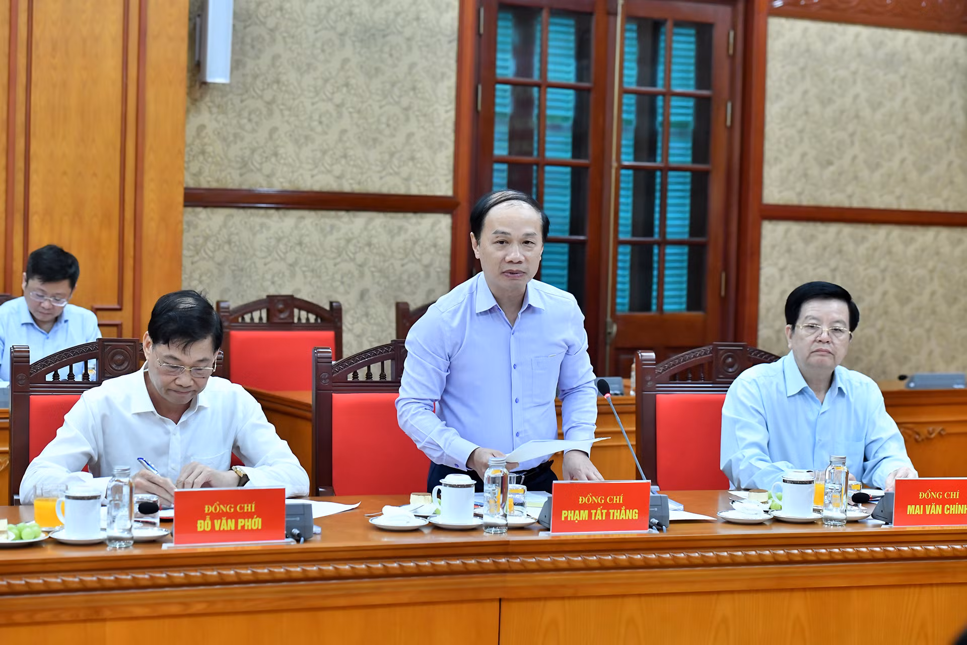 Phó Trưởng ban Thường trực Ban Dân vận Trung ương Phạm Tất Thắng trình bày báo cáo.