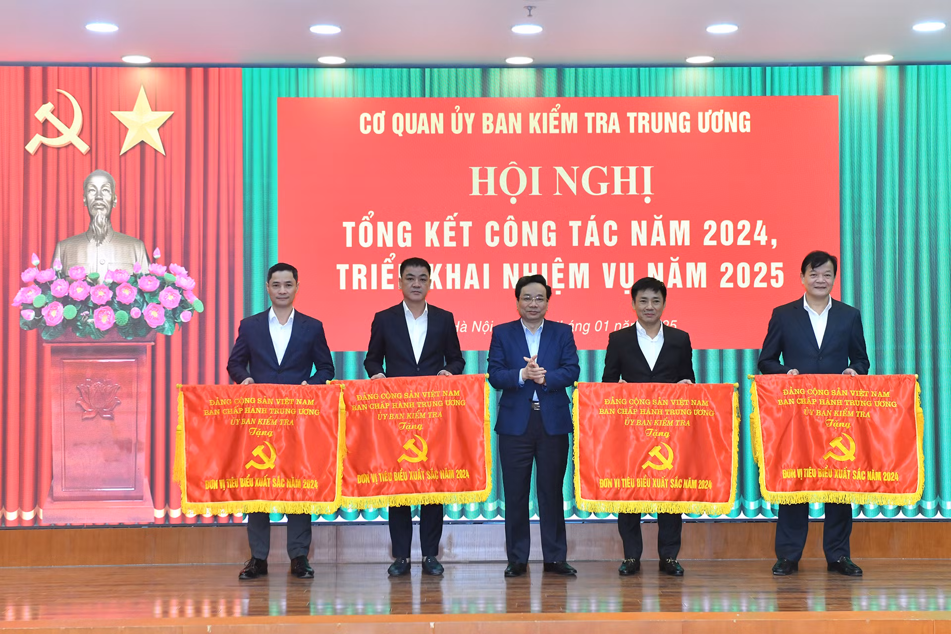 Các tập thể có thành tích xuất sắc nhận Cờ thi đua của Ủy ban Kiểm tra Trung ương.