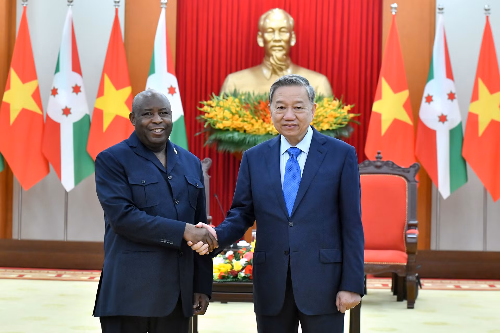 Tổng Bí thư Tô Lâm và Tổng thống Cộng hòa Burundi Évariste Ndayishimiye.