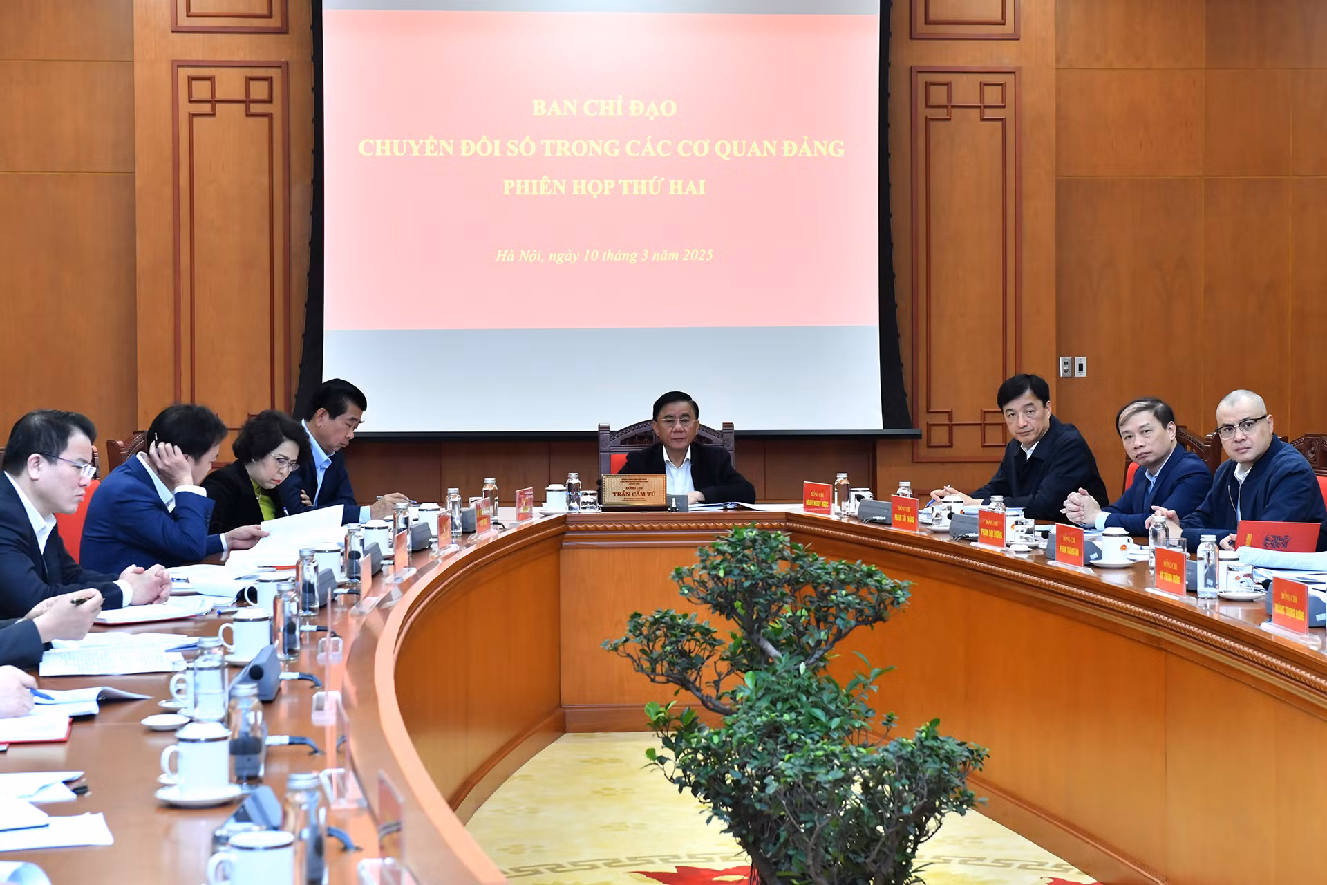Đồng chí Trần Cẩm Tú, Ủy viên Bộ Chính trị, Thường trực Ban Bí thư chủ trì Phiên họp thứ hai của Ban Chỉ đạo chuyển đổi số trong các cơ quan Đảng.