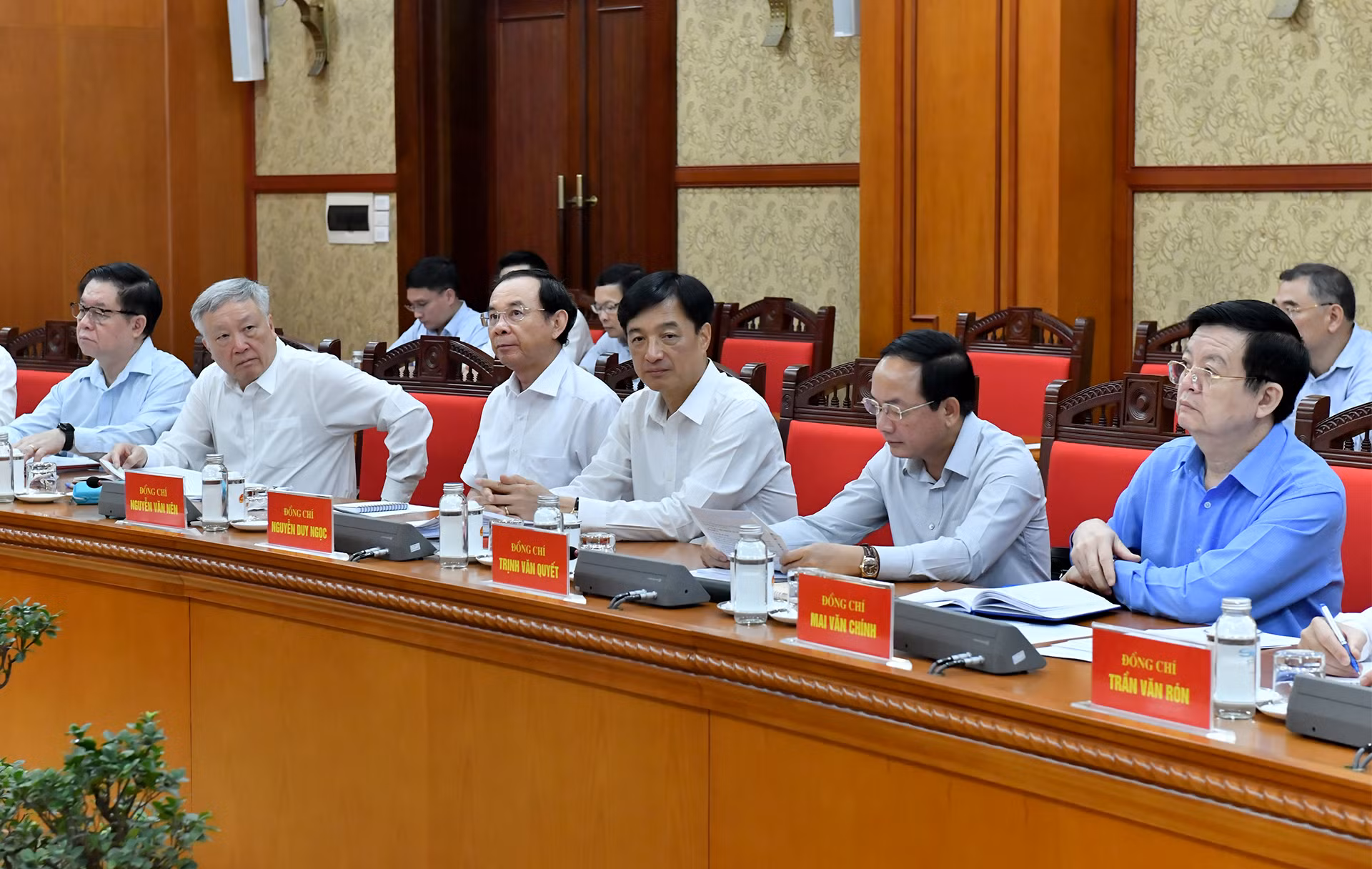 Các đồng chí thành viên Ban Chỉ đạo tham dự phiên họp.