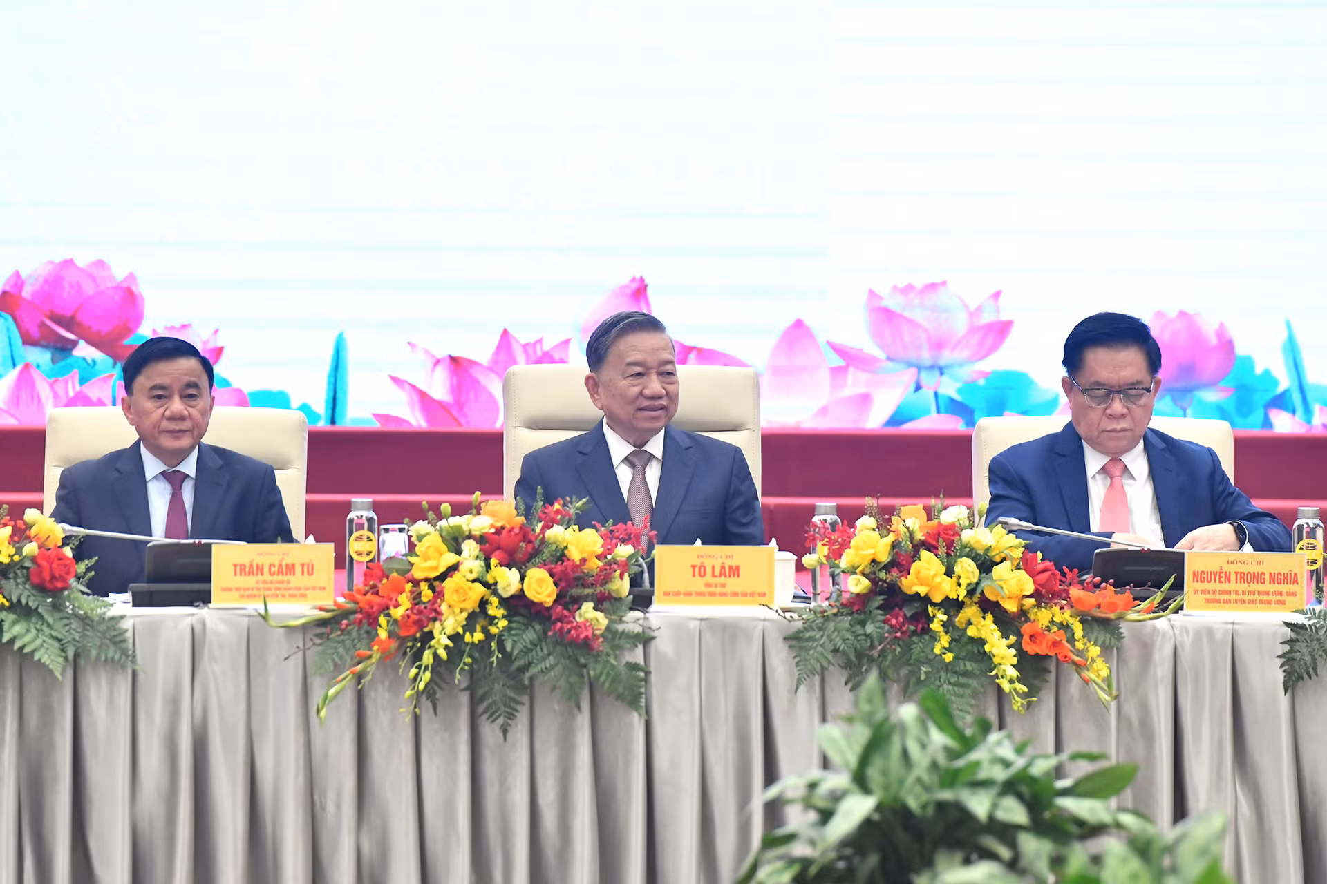 Tổng Bí thư Tô Lâm và các đồng chí lãnh đạo Đảng, Nhà nước dự hội nghị gặp mặt đại biểu văn nghệ sĩ.
