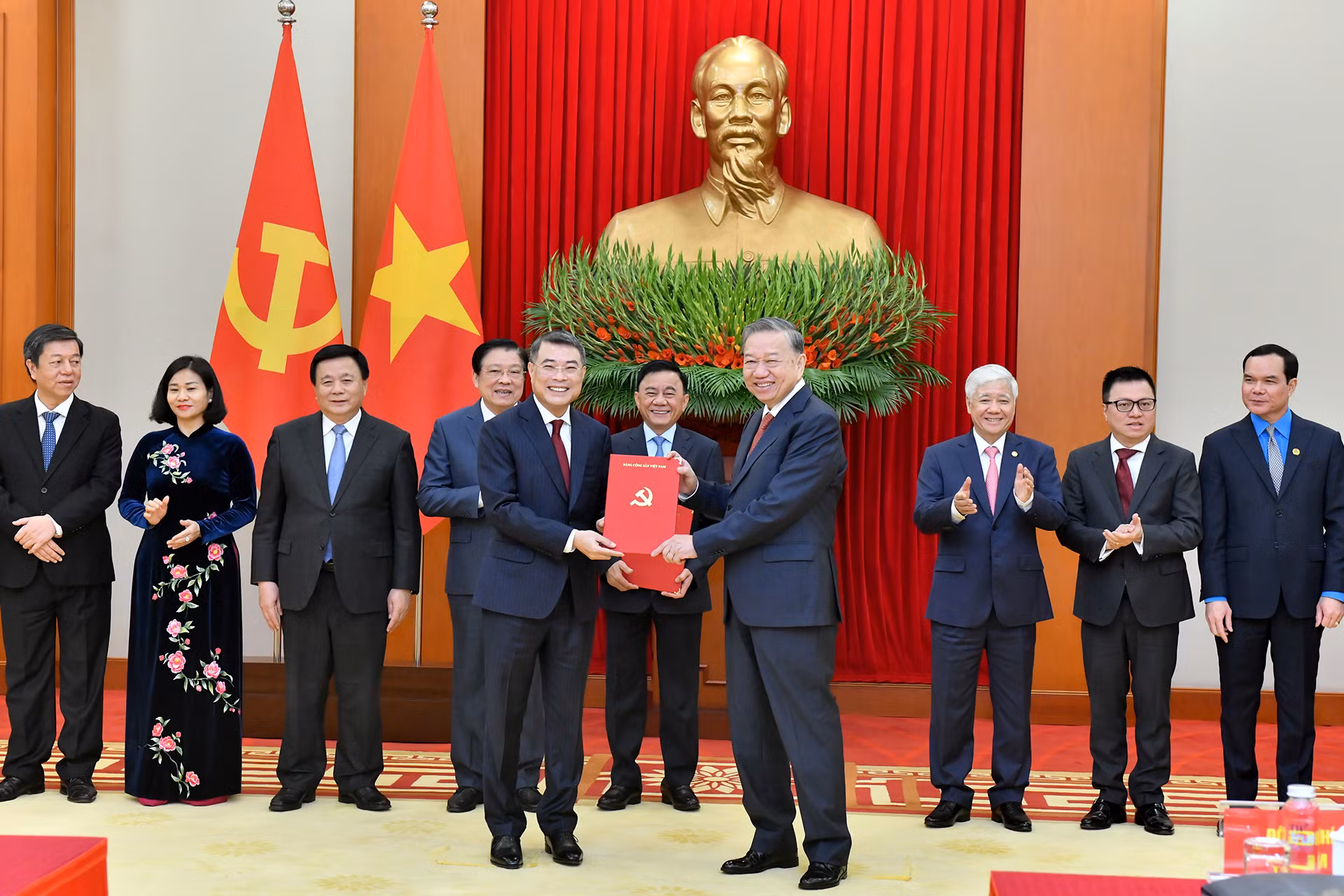 Tổng Bí thư Tô Lâm trao quyết định của Bộ Chính trị về chức năng, nhiệm vụ, quyền hạn, tổ chức bộ máy của Ban Tổ chức Trung ương. Tổng Bí thư Tô Lâm trao quyết định của Bộ Chính trị về chức năng, nhiệm vụ, quyền hạn, tổ chức bộ máy của Ban Tổ chức Trung ương.