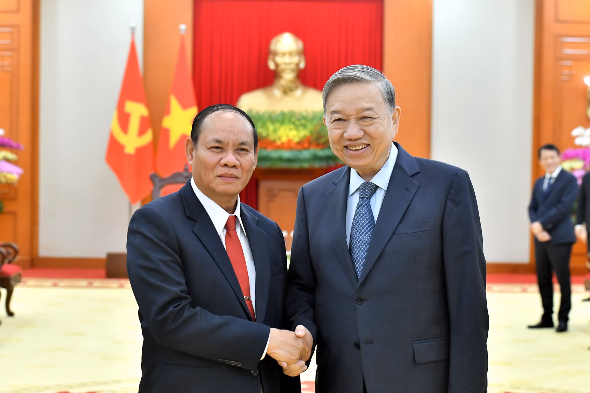 Tổng Bí thư Tô Lâm với đồng chí Đại tướng Vilay Lakhamphong, Ủy viên Bộ Chính trị, Phó Thủ tướng Chính phủ, Bộ trưởng Công an Lào.