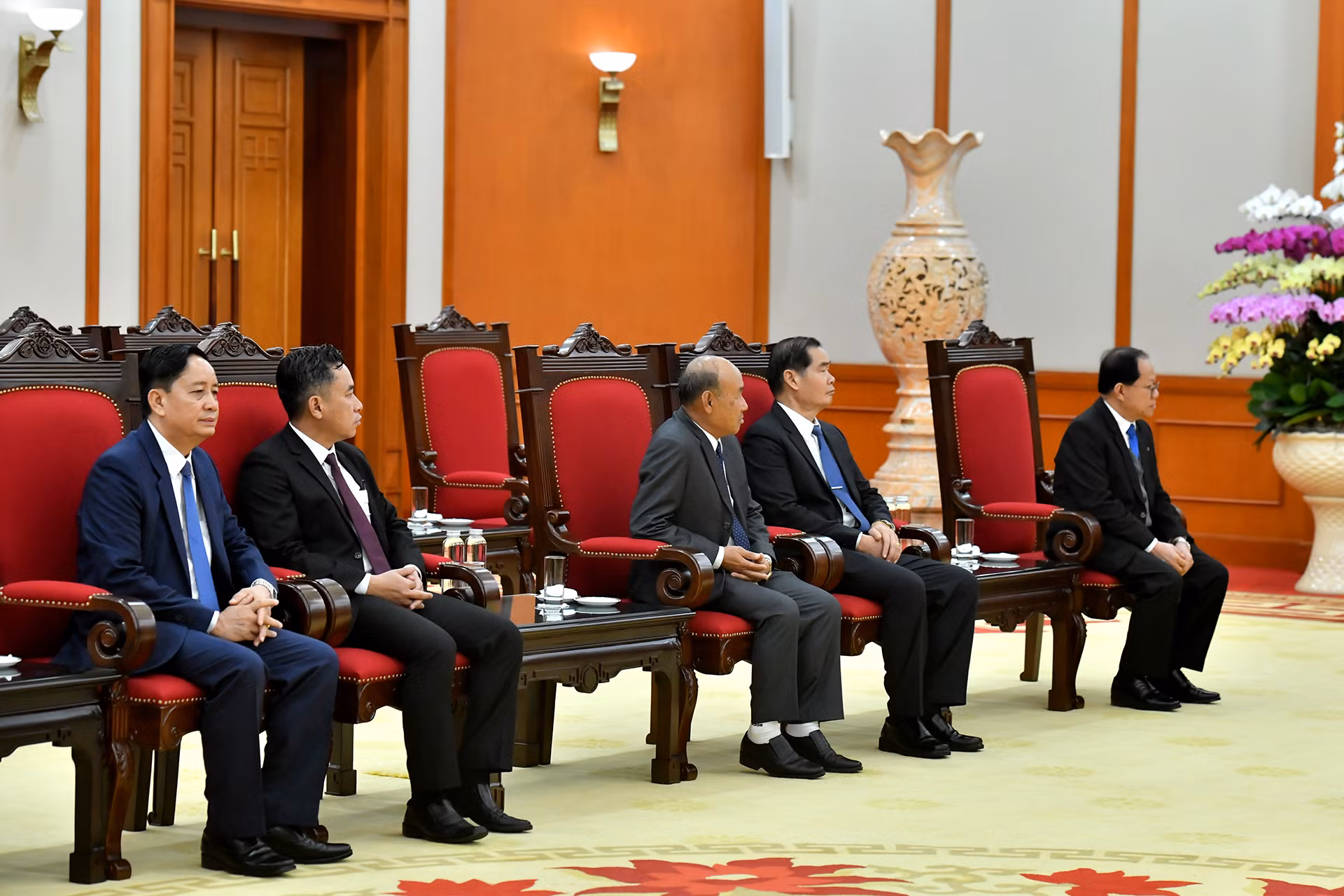 Các đại biểu Lào tham dự buổi tiếp.