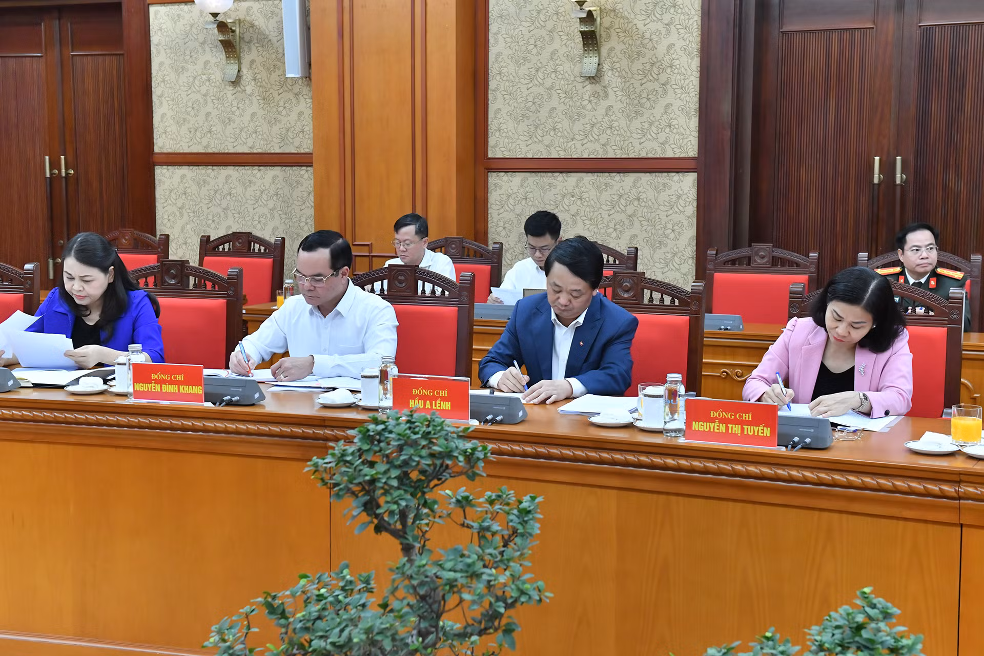 Các đại biểu tham dự cuộc làm việc.
