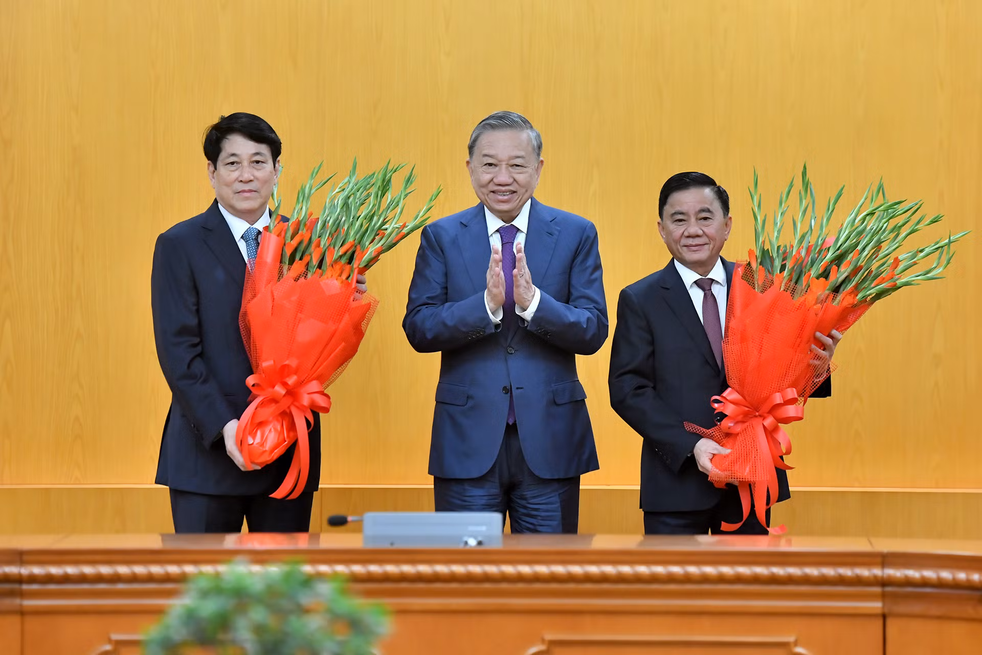 Tổng Bí thư Tô Lâm tặng hoa đồng chí Lương Cường, Ủy viên Bộ Chính trị, Chủ tịch nước và đồng chí Trần Cẩm Tú, Ủy viên Bộ Chính trị, Thường trực Ban Bí thư, Chủ nhiệm Ủy ban Kiểm tra Trung ương. Tổng Bí thư Tô Lâm tặng hoa đồng chí Lương Cường, Ủy viên Bộ Chính trị, Chủ tịch nước và đồng chí Trần Cẩm Tú, Ủy viên Bộ Chính trị, Thường trực Ban Bí thư, Chủ nhiệm Ủy ban Kiểm tra Trung ương.