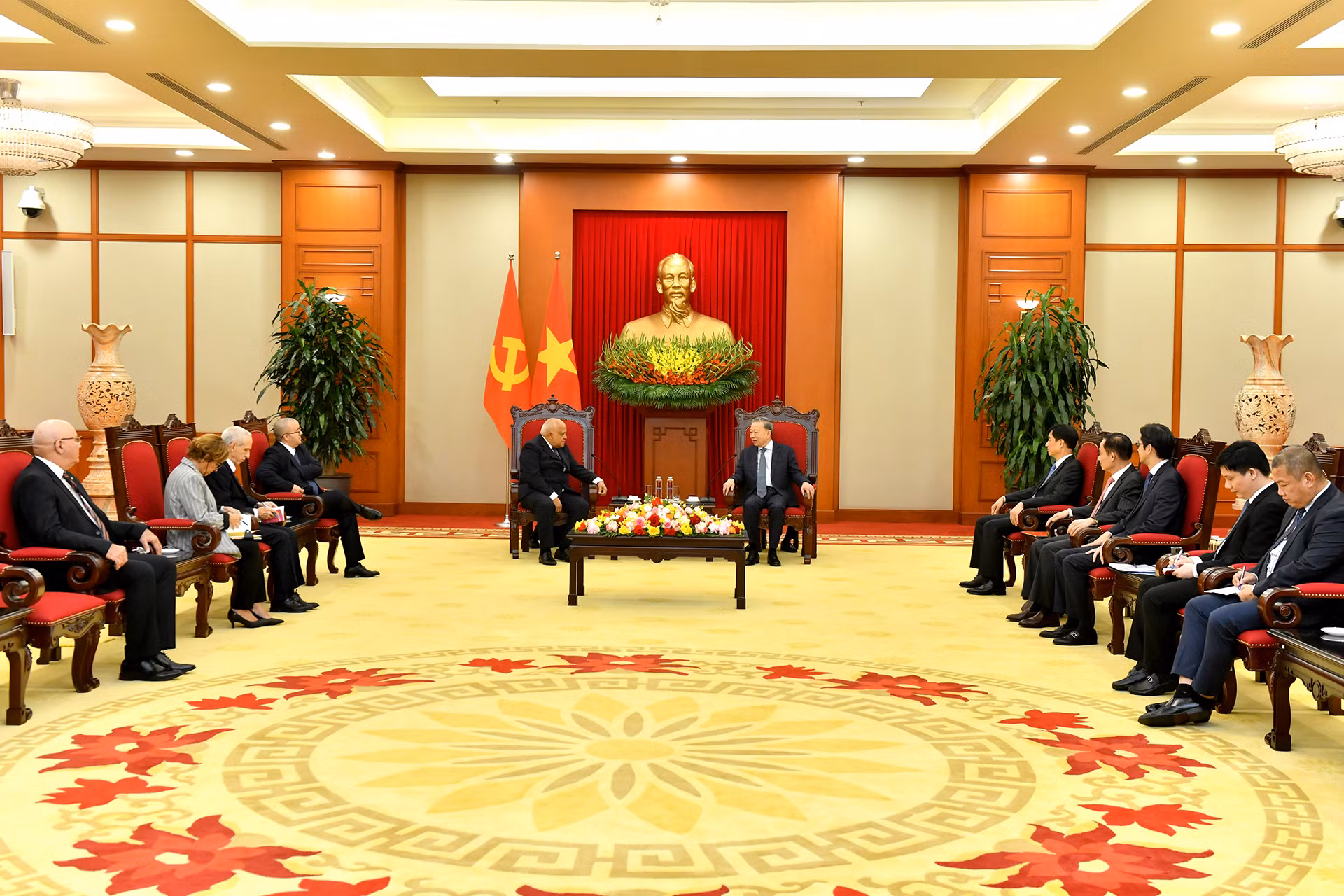 Quang cảnh buổi tiếp tại Trụ sở Trung ương Đảng. Quang cảnh buổi tiếp tại Trụ sở Trung ương Đảng.