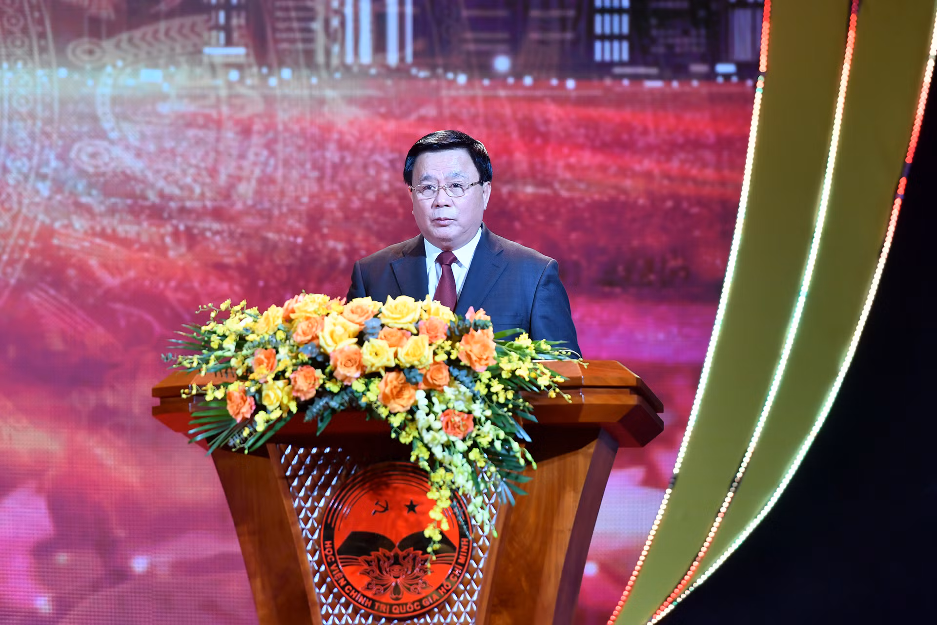 Đồng chí Nguyễn Xuân Thắng, Ủy viên Bộ Chính trị, Giám đốc Học viện Chính trị quốc gia Hồ Chí Minh, Chủ tịch Hội đồng Lý luận Trung ương, Phó Trưởng Ban Chỉ đạo 35 Trung ương, Trưởng Ban Chỉ đạo Cuộc thi phát biểu. Đồng chí Nguyễn Xuân Thắng, Ủy viên Bộ Chính trị, Giám đốc Học viện Chính trị quốc gia Hồ Chí Minh, Chủ tịch Hội đồng Lý luận Trung ương, Phó Trưởng Ban Chỉ đạo 35 Trung ương, Trưởng Ban Chỉ đạo Cuộc thi phát biểu.