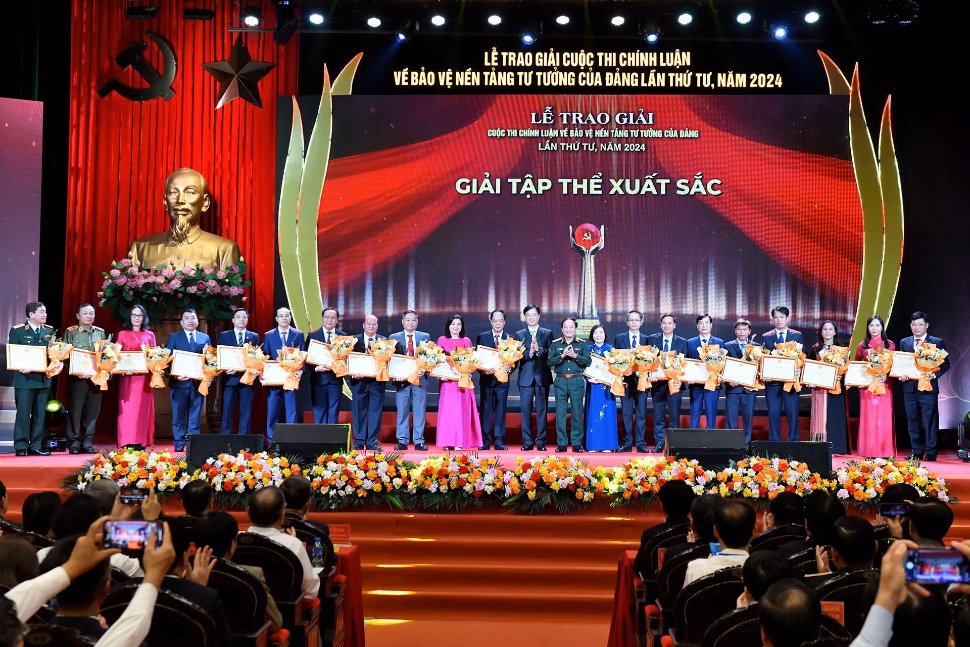 Ban tổ chức trao giải Tập thể xuất sắc tặng các tập thể. Ban tổ chức trao giải Tập thể xuất sắc tặng các tập thể.