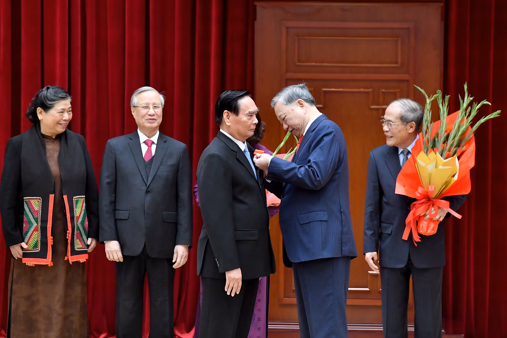 Tổng Bí thư Tô Lâm trao Huân chương Hồ Chí Minh, tặng các đồng chí nguyên lãnh đạo Đảng, Nhà nước.
