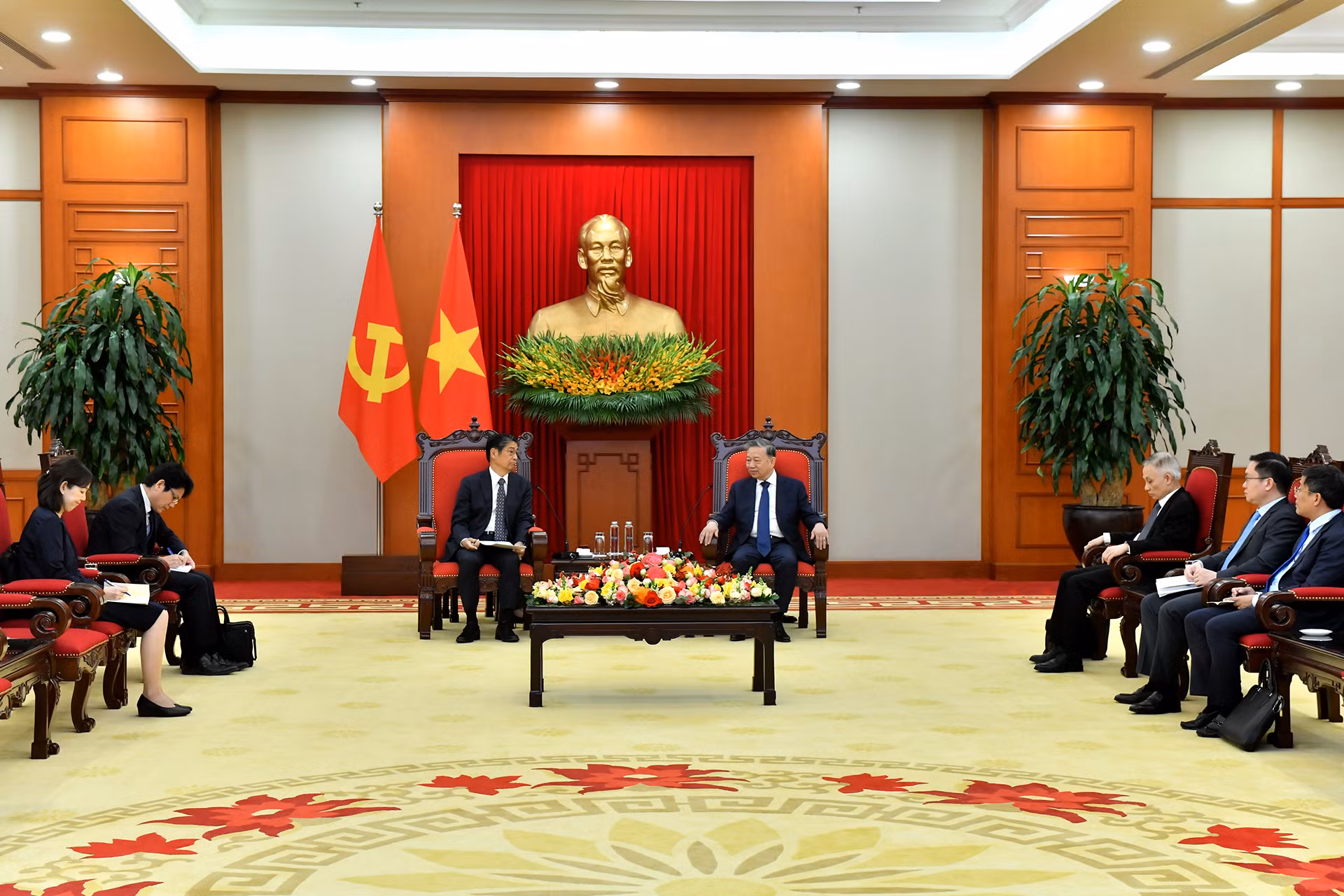 Quang cảnh buổi tiếp. Quang cảnh buổi tiếp.
