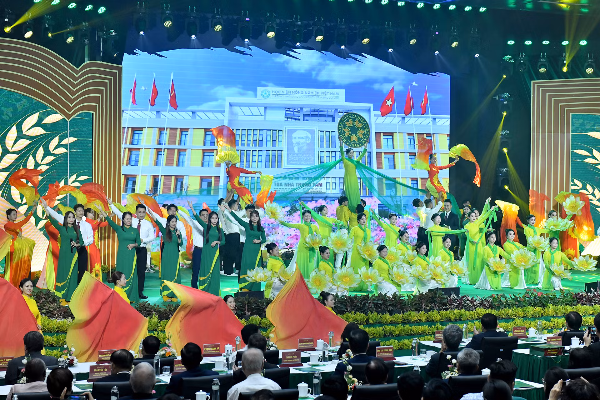 Chương trình nghệ thuật tại lễ khai giảng năm học mới tại Học viện Nông nghiệp Việt Nam.