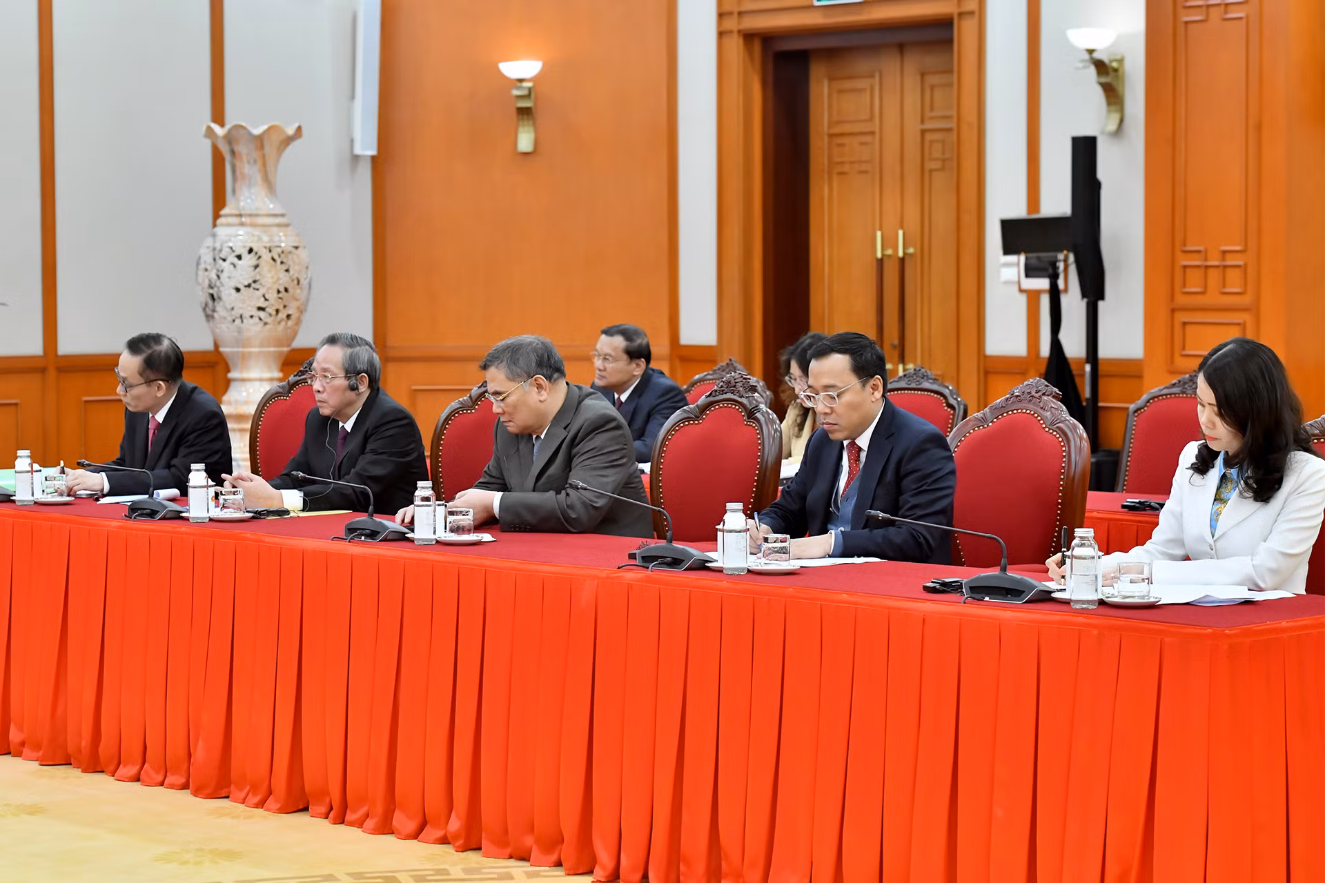 Các đại biểu tham dự cuộc điện đàm. Các đại biểu tham dự cuộc điện đàm.