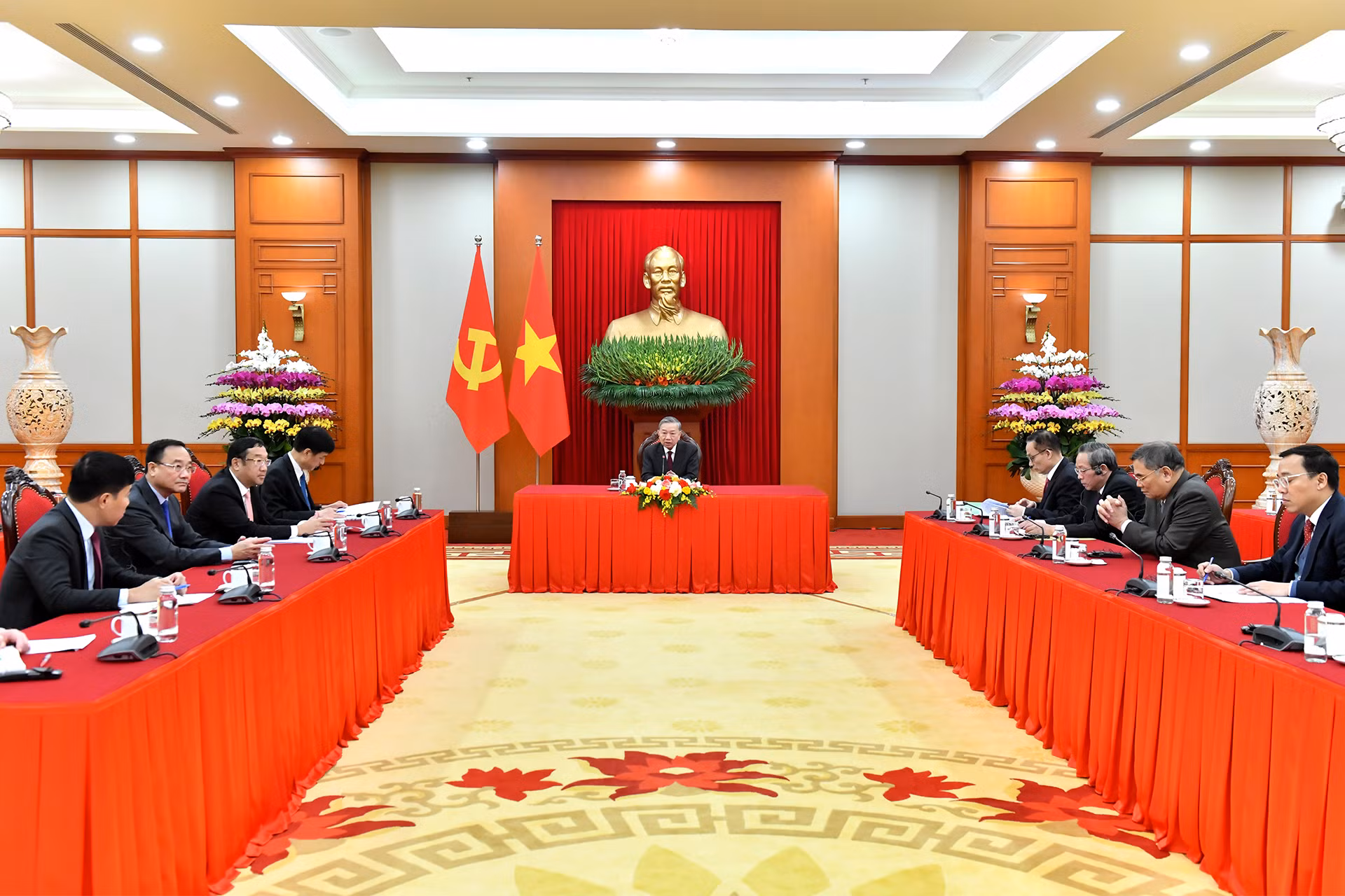 Quang cảnh cuộc điện đàm. Quang cảnh cuộc điện đàm.