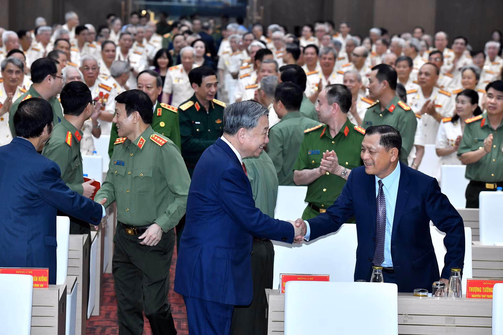 Tổng Bí thư Tô Lâm với các đại biểu tại buổi gặp mặt cán bộ Công an chi viện chiến trường miền nam.