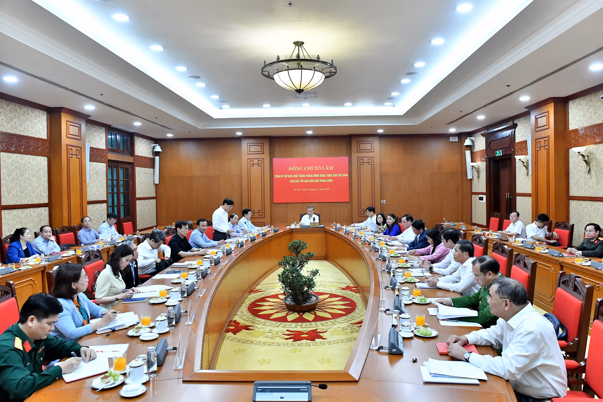 Quang cảnh cuộc làm việc.