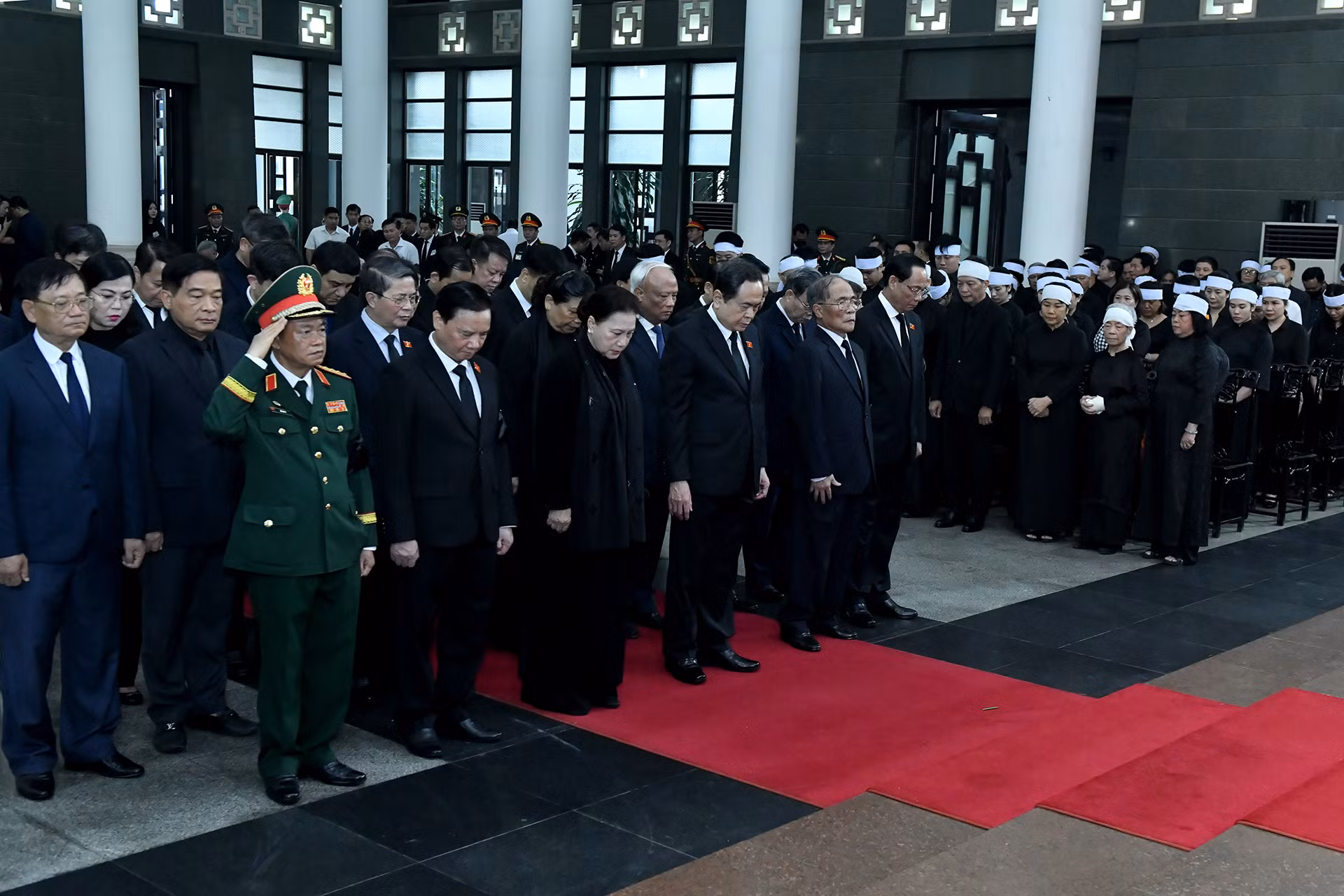Đoàn Quốc hội do đồng chí Trần Thanh Mẫn, Ủy viên Bộ Chính trị, Chủ tịch Quốc hội làm Trưởng đoàn viếng đồng chí Trần Đức Lương. Đoàn Quốc hội do đồng chí Trần Thanh Mẫn, Ủy viên Bộ Chính trị, Chủ tịch Quốc hội làm Trưởng đoàn viếng đồng chí Trần Đức Lương.