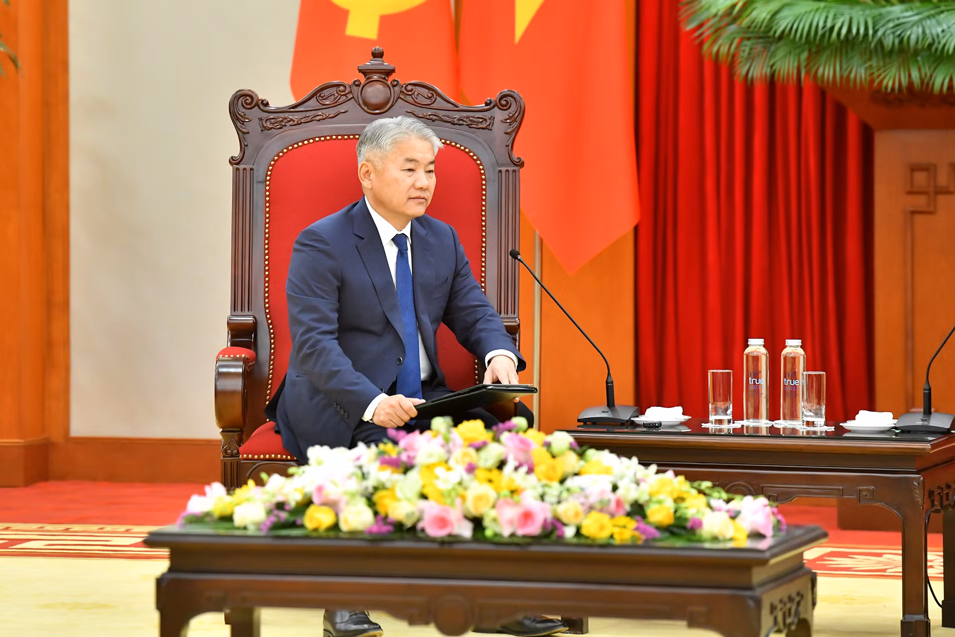 Bộ trưởng Lương thực, Nông nghiệp và Công nghiệp nhẹ Mông Cổ Jadamba Enkhbayar, Chủ tịch phân ban Mông Cổ trong Ủy ban Liên Chính phủ Việt Nam-Mông Cổ tại buổi tiếp.