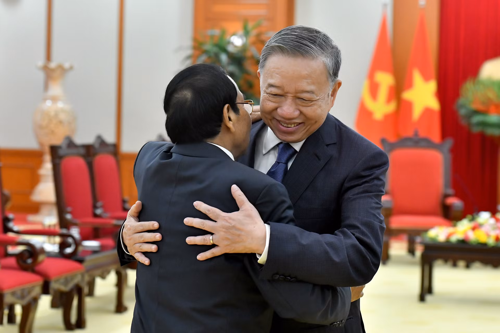 Tổng Bí thư Tô Lâm với đồng chí Bounthon Chitmany, Ủy viên Bộ Chính trị, Thường trực Ban Bí thư Đảng Nhân dân cách mạng Lào, Phó Chủ tịch nước Lào. Tổng Bí thư Tô Lâm với đồng chí Bounthon Chitmany, Ủy viên Bộ Chính trị, Thường trực Ban Bí thư Đảng Nhân dân cách mạng Lào, Phó Chủ tịch nước Lào.