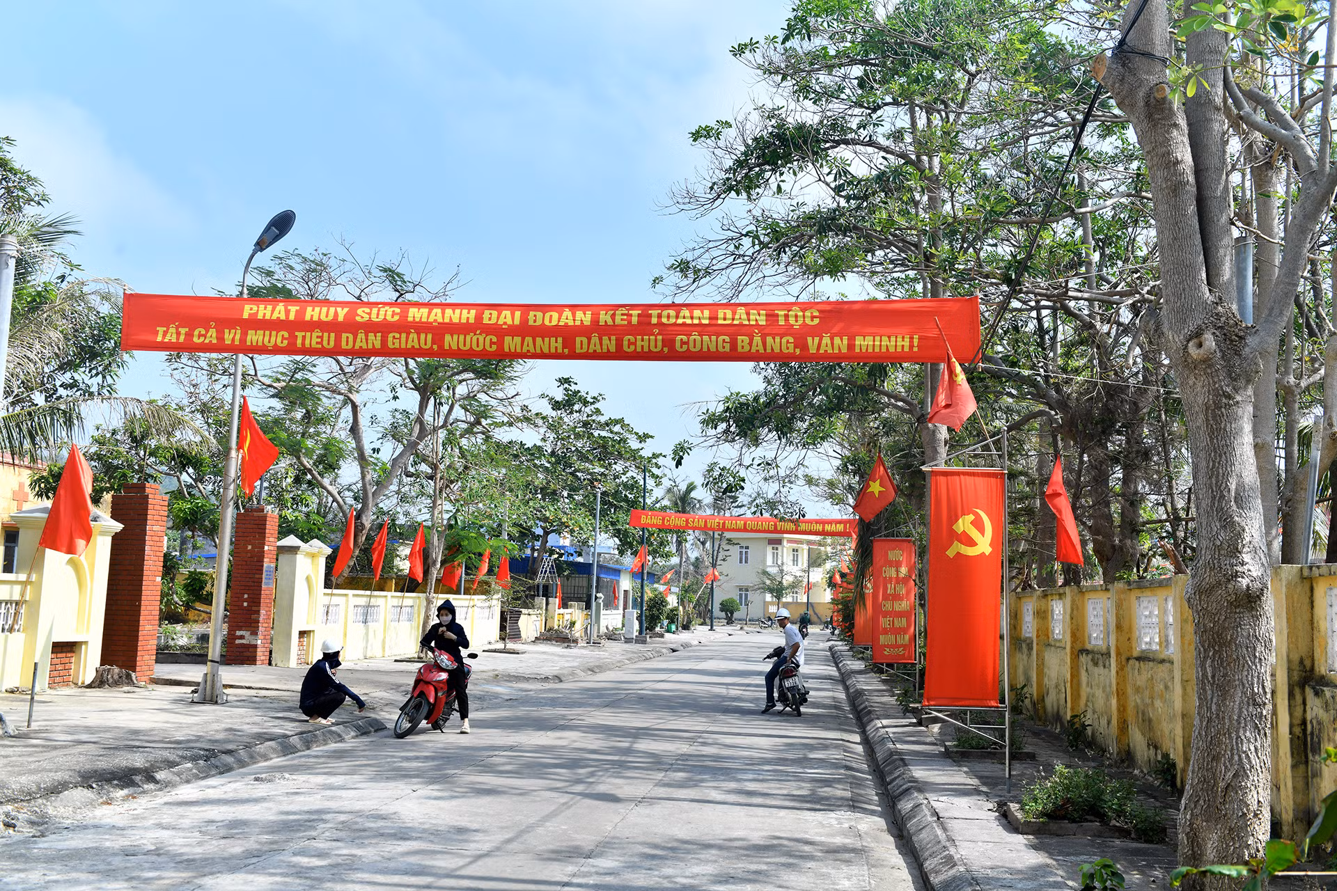 Trên các tuyến đường chính, các đơn vị đang treo băng rôn, khẩu hiệu chào mừng Ngày hội Đại đoàn kết toàn dân tộc (18/11) sắp tới.