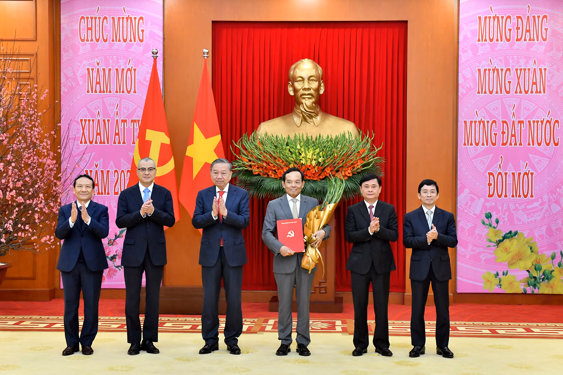 Tổng Bí thư Tô Lâm trao Quyết định về đổi tên Ban Kinh tế Trung ương cùng chức năng, nhiệm vụ, tổ chức bộ máy, phân công, bổ nhiệm Trưởng ban và các Phó Trưởng ban Chính sách, Chiến lược Trung ương. Tổng Bí thư Tô Lâm trao Quyết định về đổi tên Ban Kinh tế Trung ương cùng chức năng, nhiệm vụ, tổ chức bộ máy, phân công, bổ nhiệm Trưởng ban và các Phó Trưởng ban Chính sách, Chiến lược Trung ương.