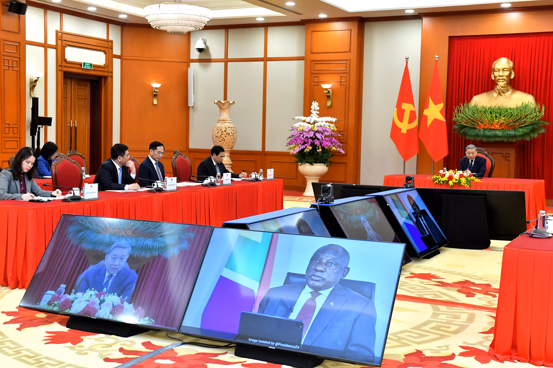 Tổng Bí thư Tô Lâm điện đàm với Chủ tịch Đảng Đại hội Dân tộc Phi, Tổng thống Nam Phi Cyril Ramaphosa. Tổng Bí thư Tô Lâm điện đàm với Chủ tịch Đảng Đại hội Dân tộc Phi, Tổng thống Nam Phi Cyril Ramaphosa.