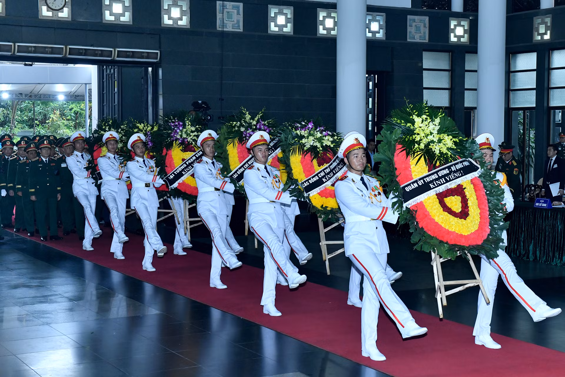 Đoàn Quân ủy Trung ương, Bộ Quốc phòng, do Đại tướng Phan Văn Giang, Ủy viên Bộ Chính trị, Phó Bí thư Quân ủy Trung ương, Bộ trưởng Quốc phòng dẫn đầu vào viếng đồng chí Trần Đức Lương. Đoàn Quân ủy Trung ương, Bộ Quốc phòng, do Đại tướng Phan Văn Giang, Ủy viên Bộ Chính trị, Phó Bí thư Quân ủy Trung ương, Bộ trưởng Quốc phòng dẫn đầu vào viếng đồng chí Trần Đức Lương.