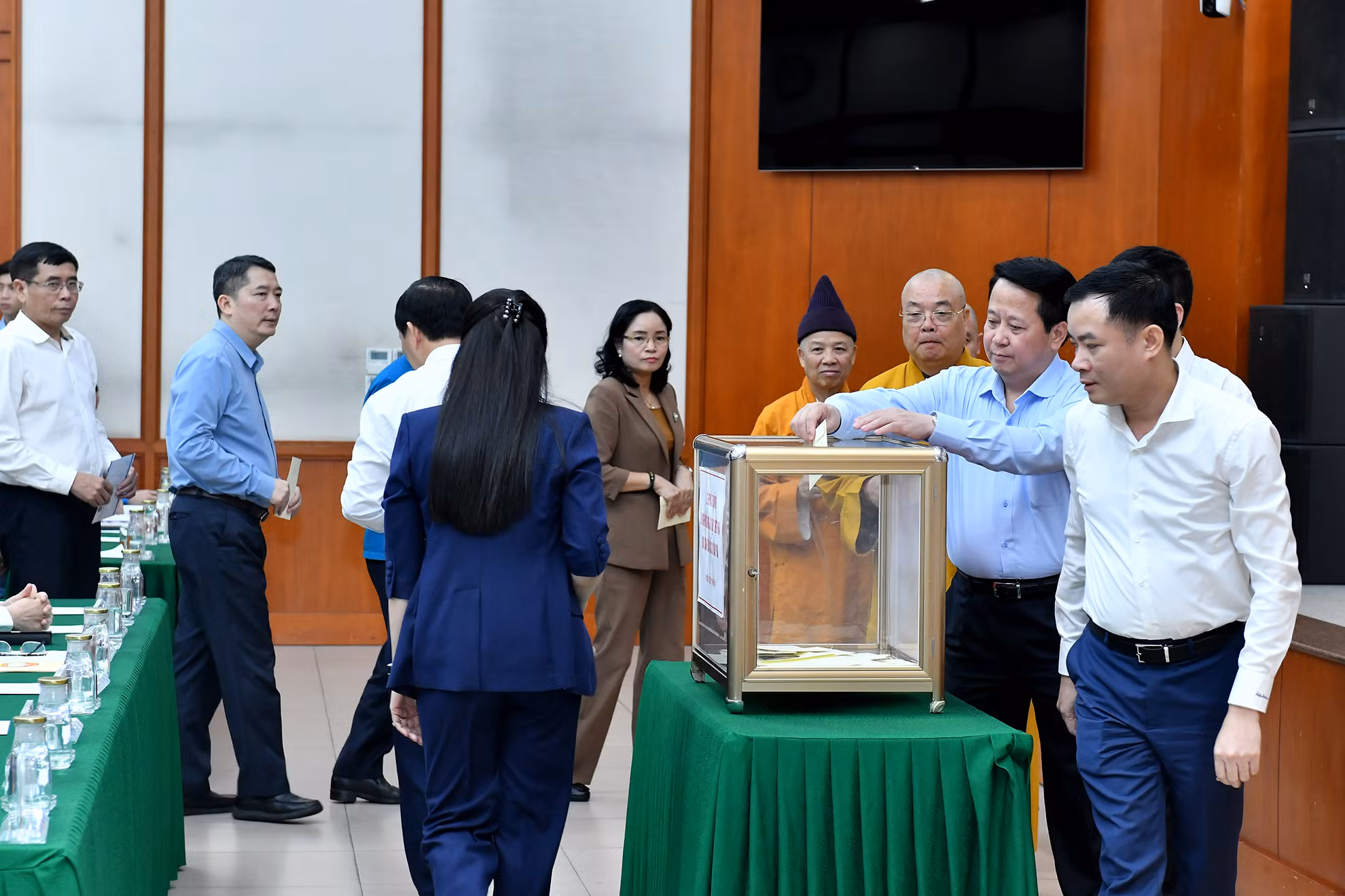 Các đại biểu quyên góp ủng hộ đồng bào bị thiệt hại do cơn bão số 3. Các đại biểu quyên góp ủng hộ đồng bào bị thiệt hại do cơn bão số 3.
