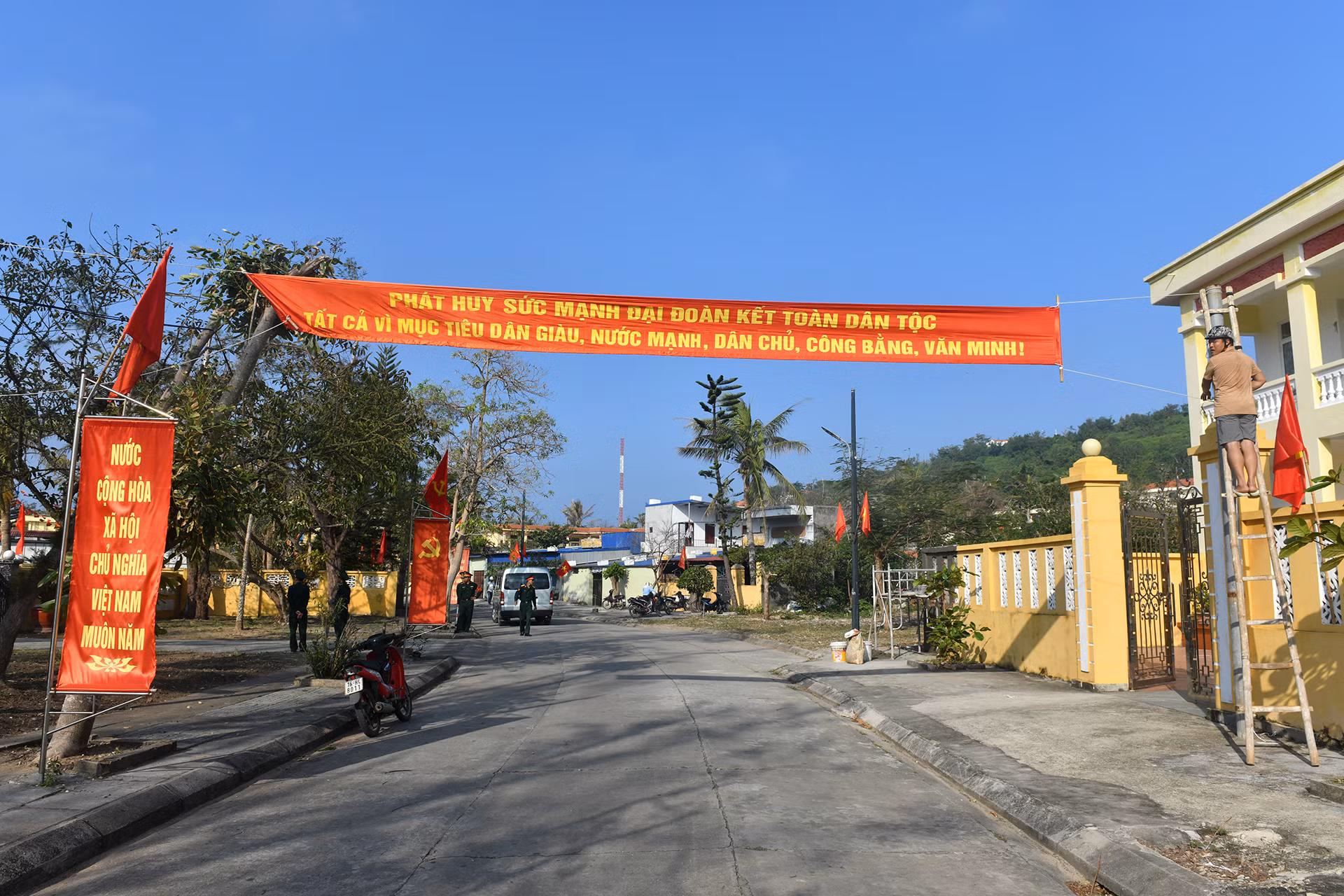 Trên các tuyến đường chính, các đơn vị đang treo băng rôn, khẩu hiệu chào mừng Ngày hội Đại đoàn kết toàn dân tộc (18/11) sắp tới.