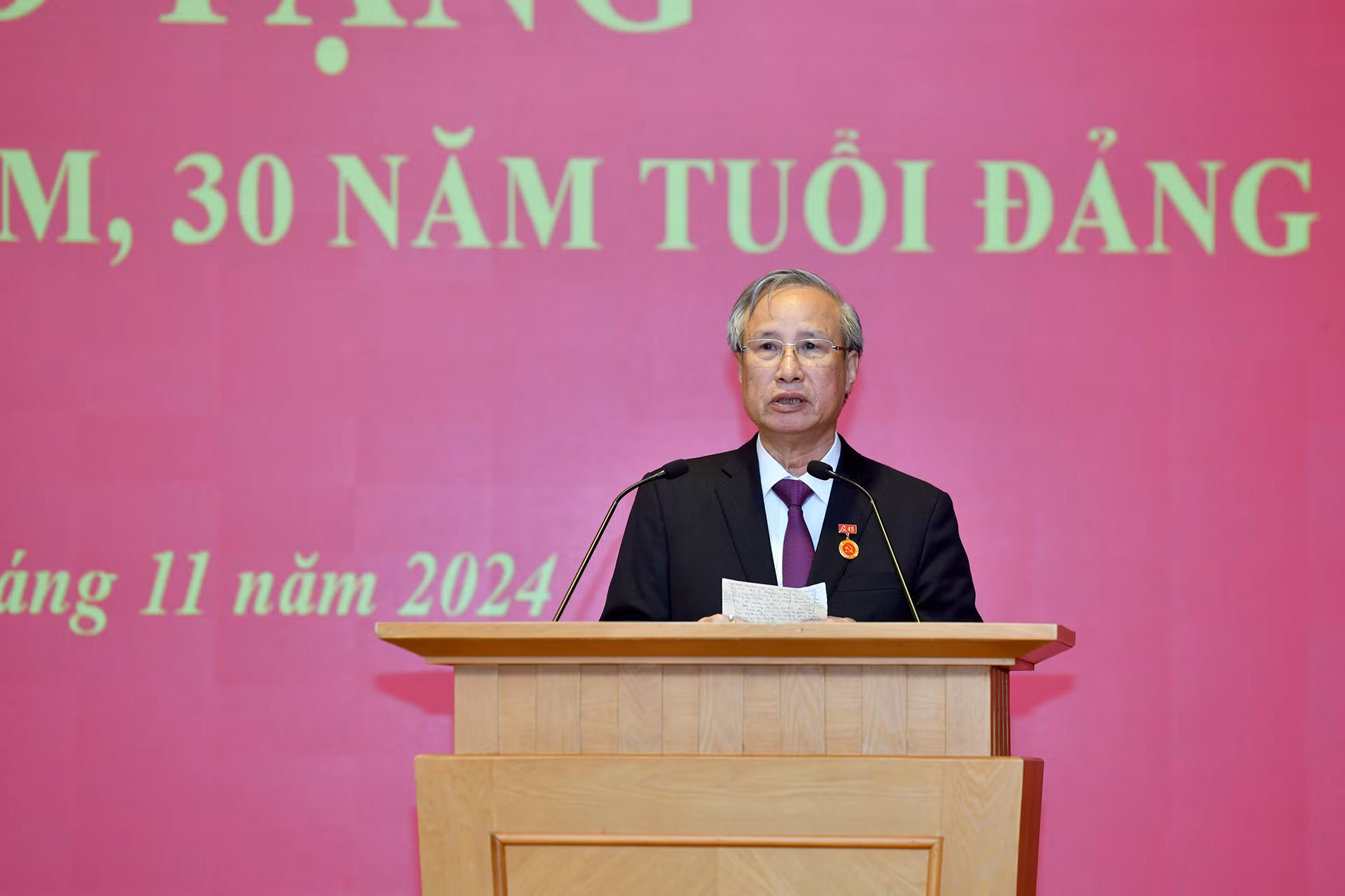 Đồng chí Trần Quốc Vượng phát biểu cảm tưởng.